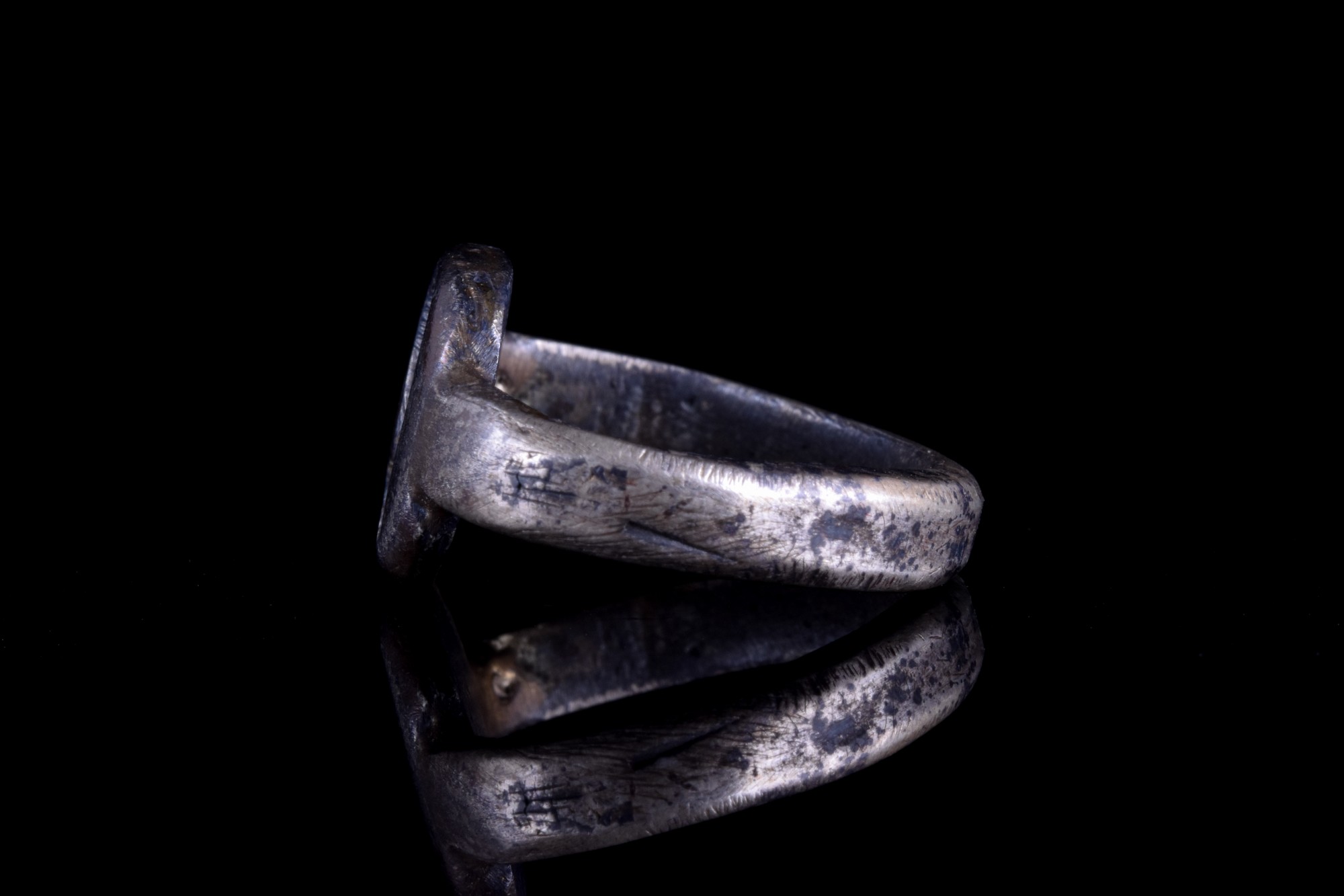 LATE ROMAN SILVER RING WITH EMPEROR PORTRAIT - Image 3 of 5