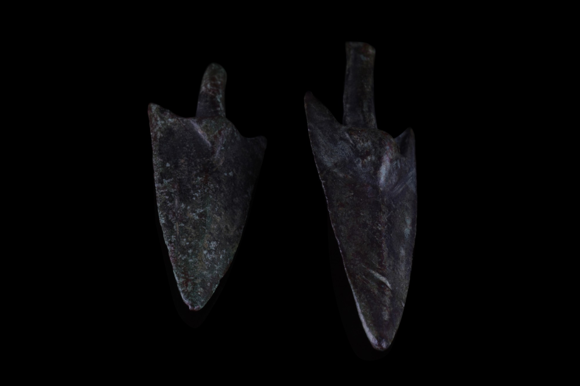 PAIR OF GREEK ARCHAIC BRONZE ARROWS - Image 2 of 4