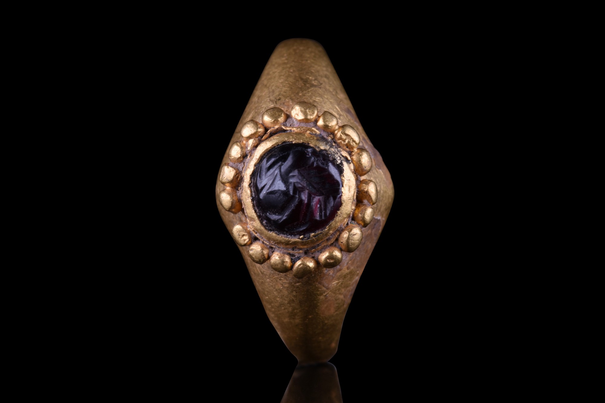 BYZANTINE GOLD RING WITH GARNET INTAGLIO - Image 3 of 6