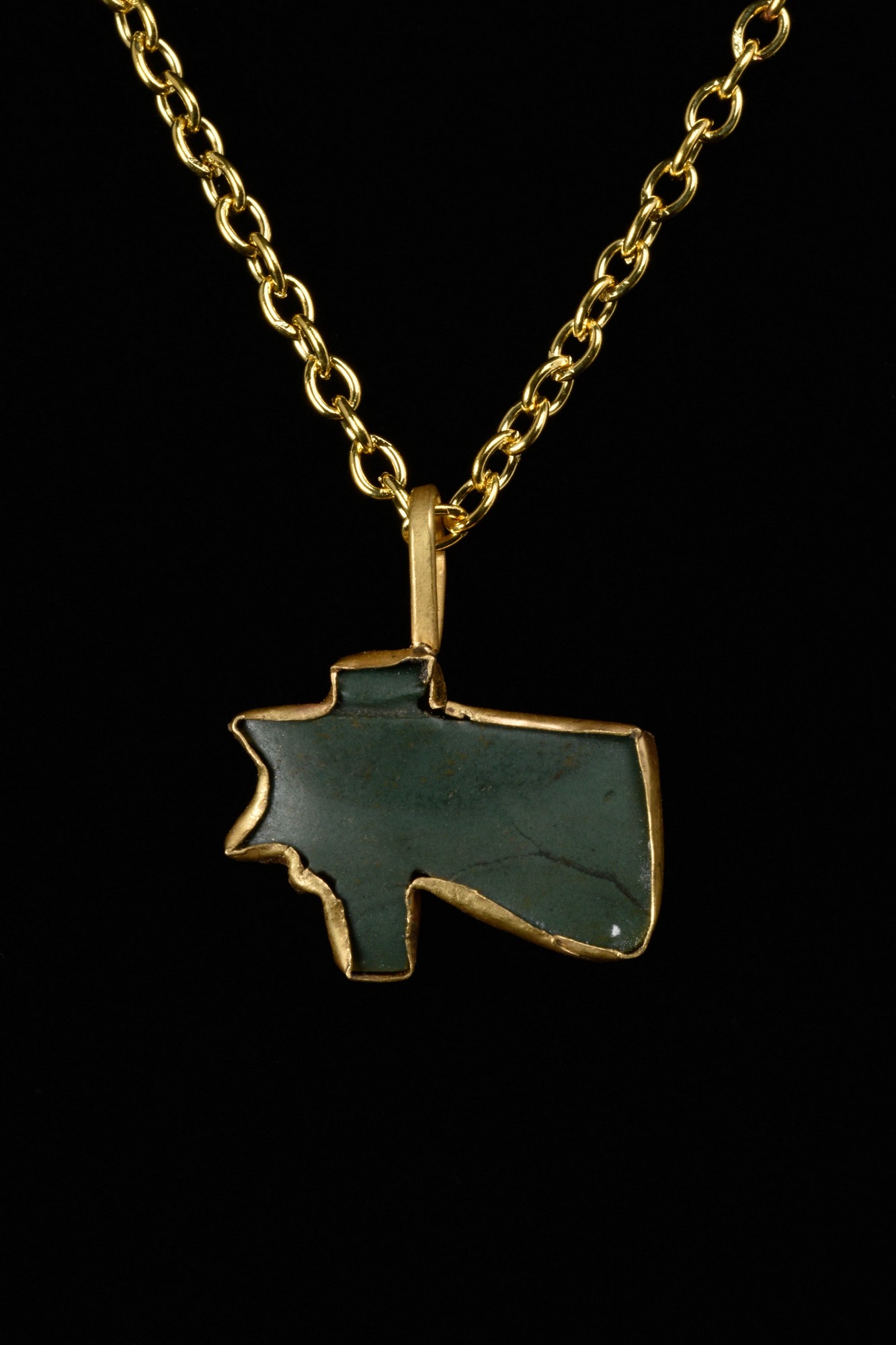 EGYPTIAN FAIENCE WEDJAT-EYE AMULET IN LATER GOLD PENDANT - Image 3 of 4