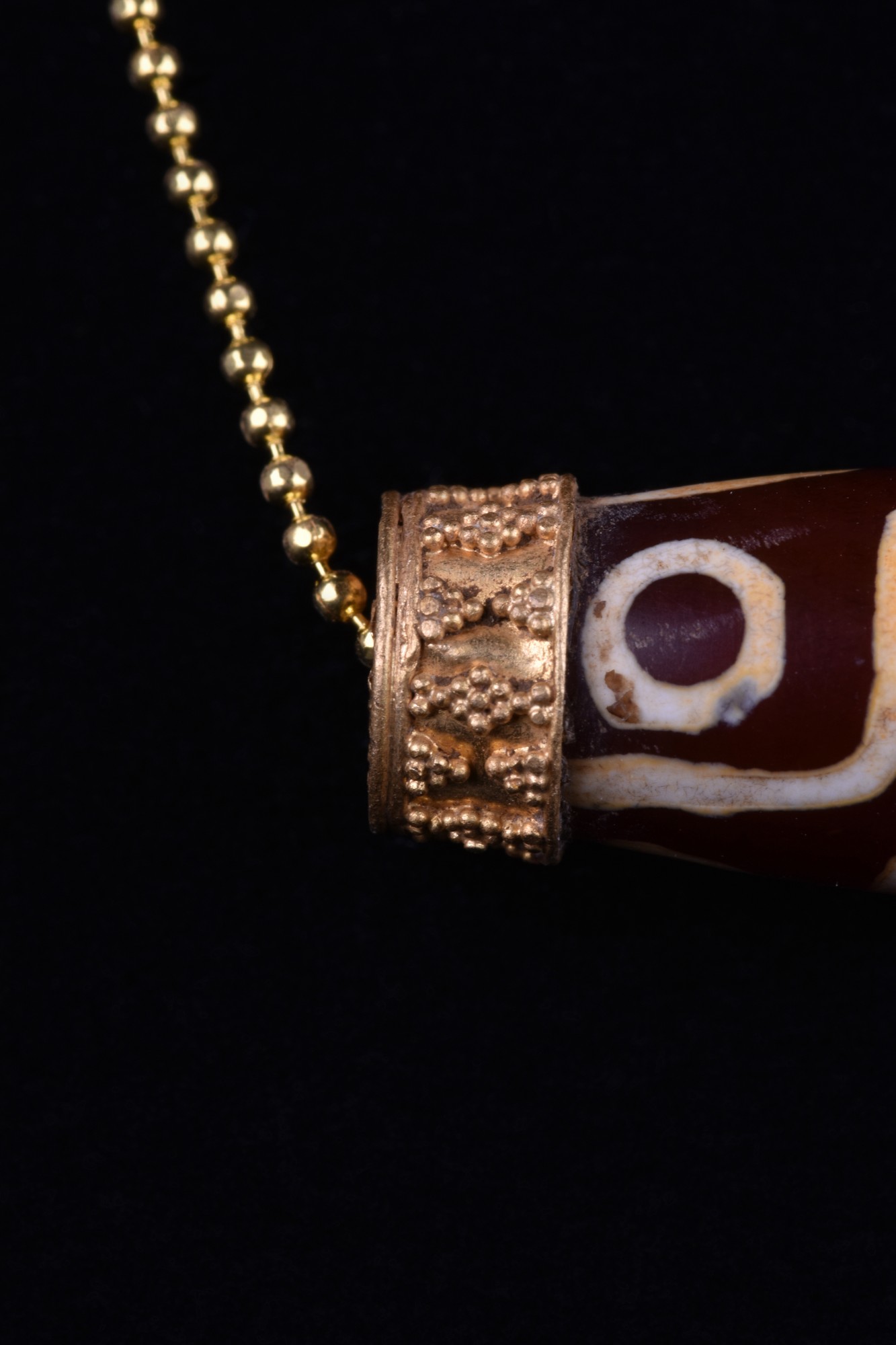 TIBETAN DZI BEAD IN GOLD FRAME - Image 4 of 4