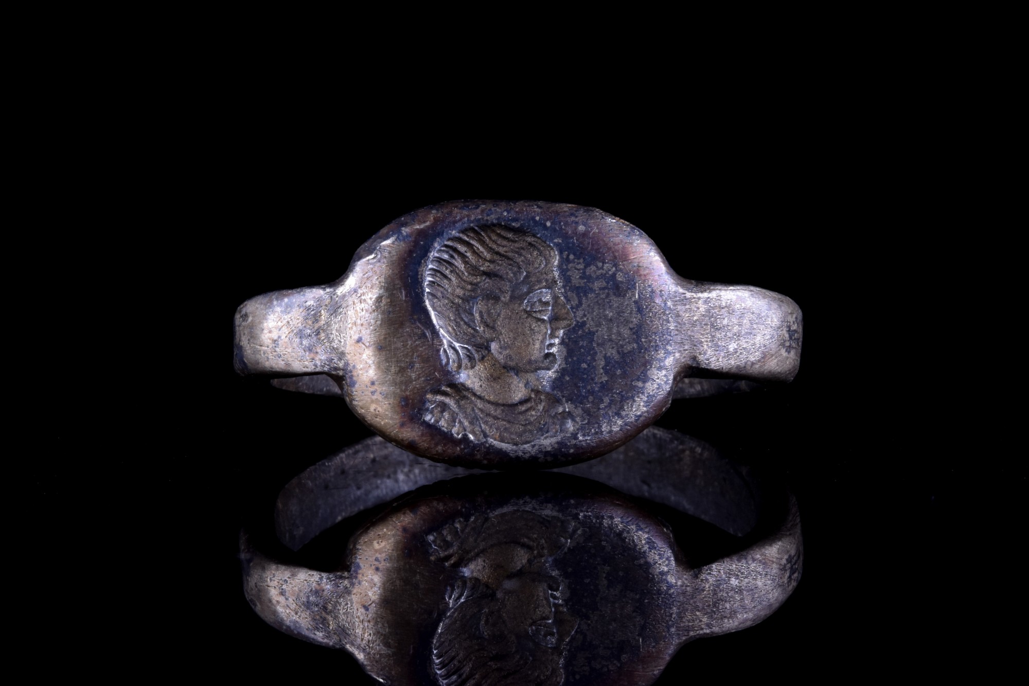 LATE ROMAN SILVER RING WITH EMPEROR PORTRAIT - Image 2 of 5