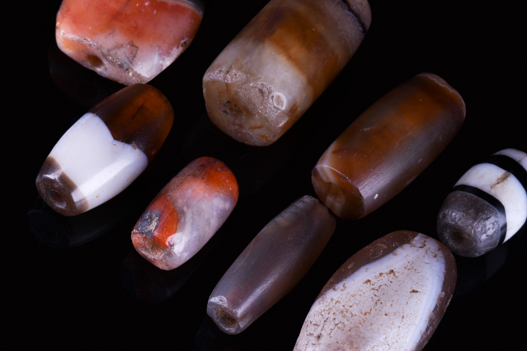 COLLECTION OF BACTRIAN AGATE STONE BEADS - Image 4 of 4