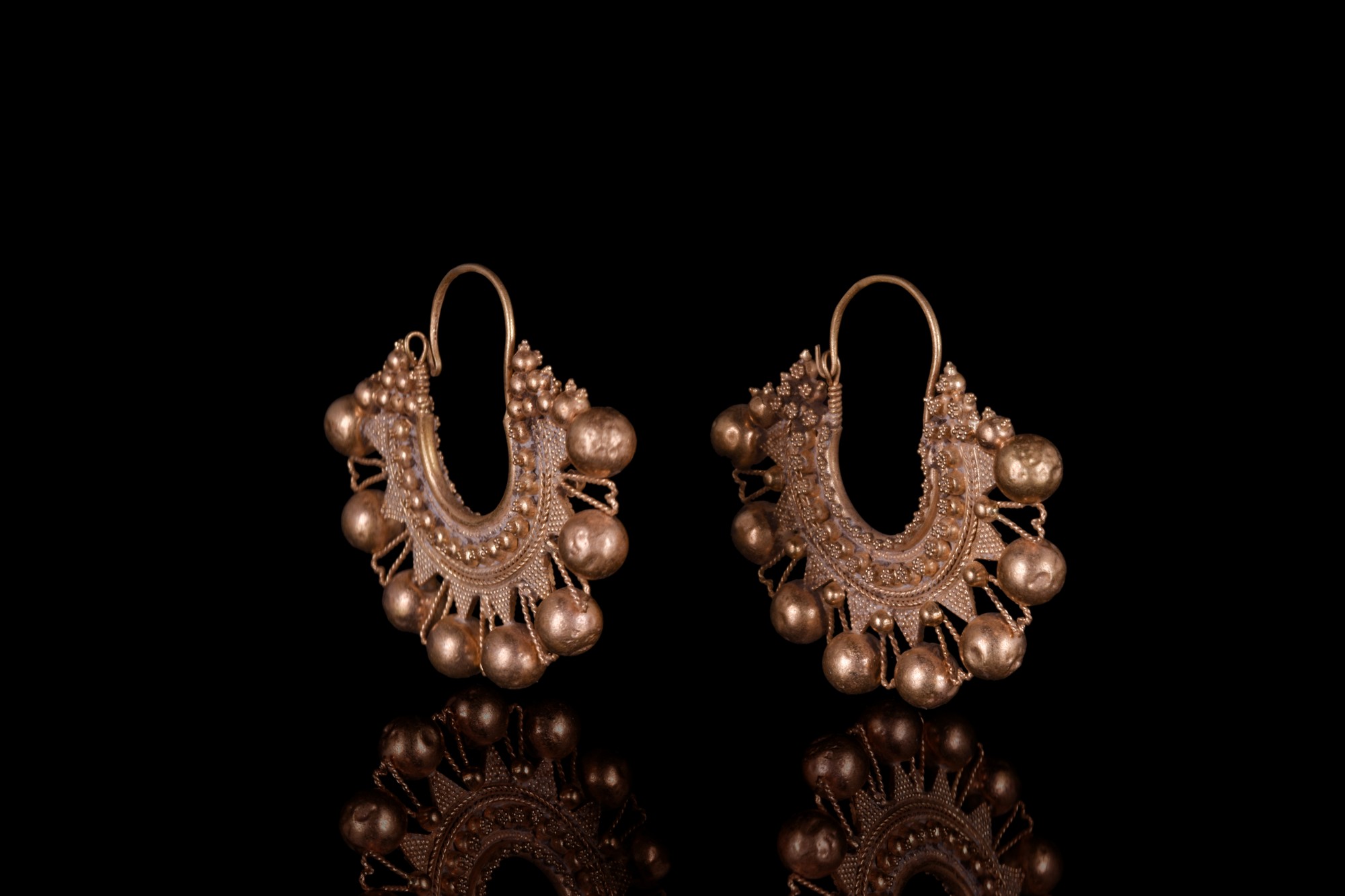 GREEK HELLENISTIC MATCHING PAIR OF GOLD EARRINGS - Image 2 of 3