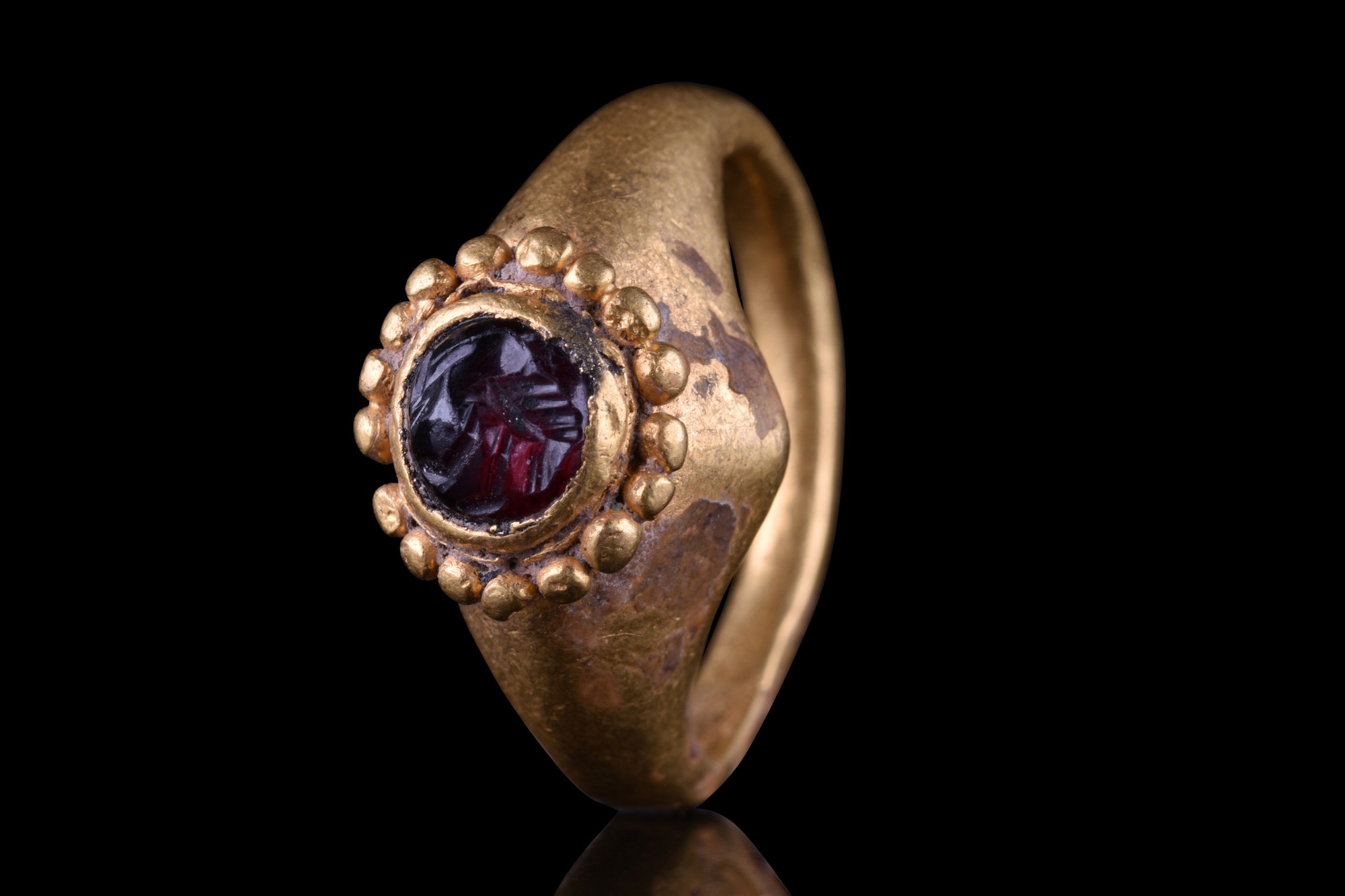 BYZANTINE GOLD RING WITH GARNET INTAGLIO - Image 2 of 6