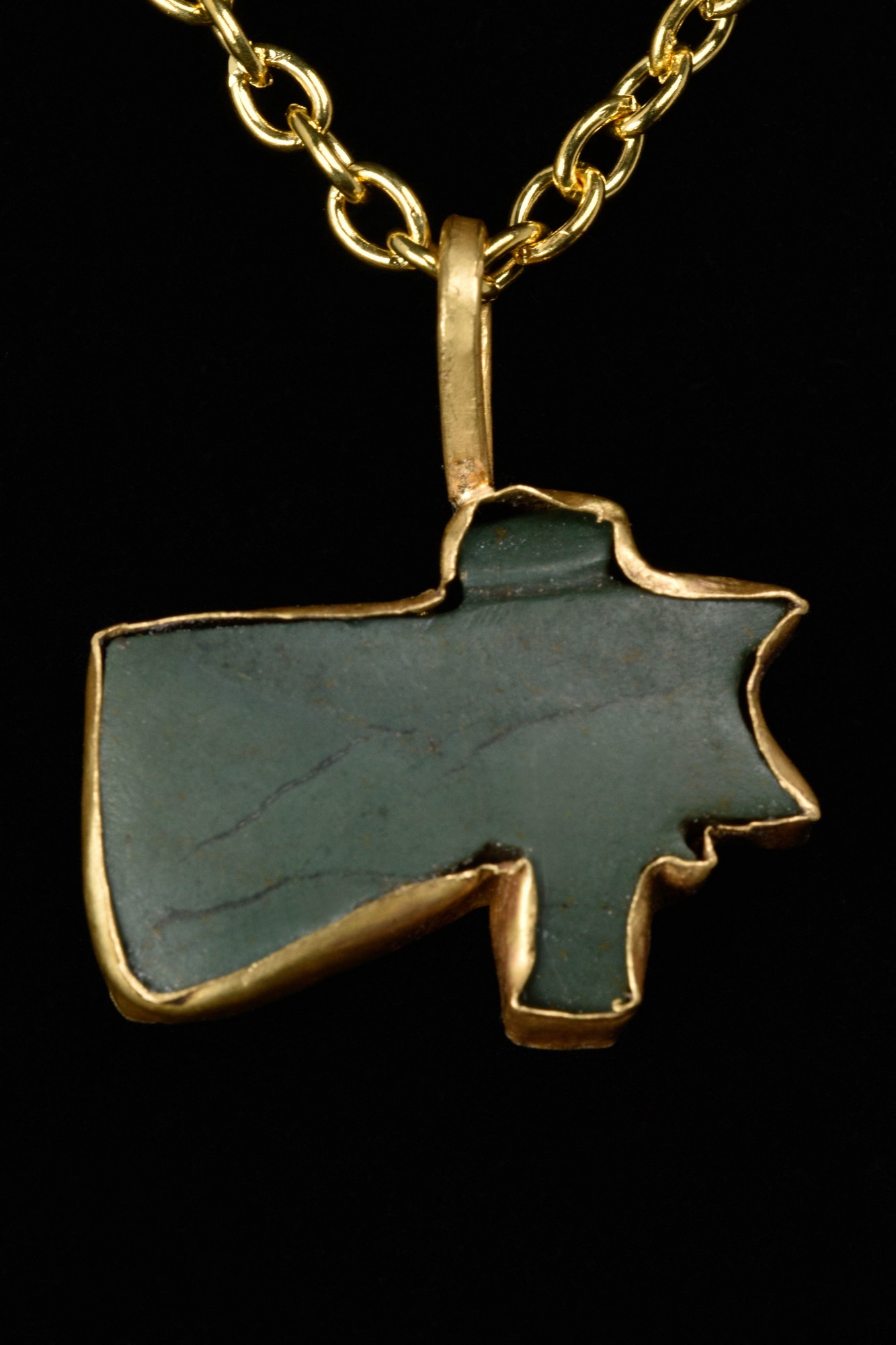 EGYPTIAN FAIENCE WEDJAT-EYE AMULET IN LATER GOLD PENDANT - Image 4 of 4