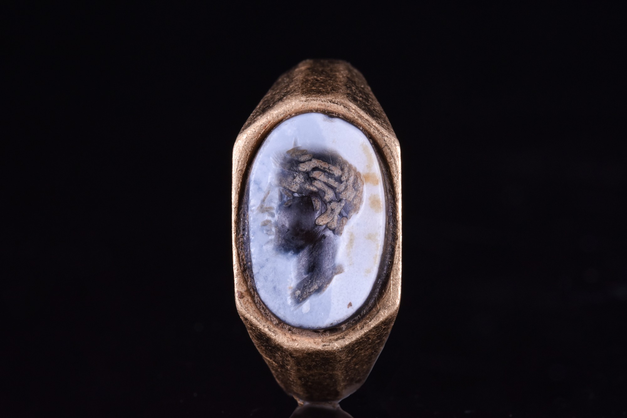 ROMAN GOLD INTAGLIO RING WITH NICOLO DEPICTING AUGUSTUS - Image 3 of 6