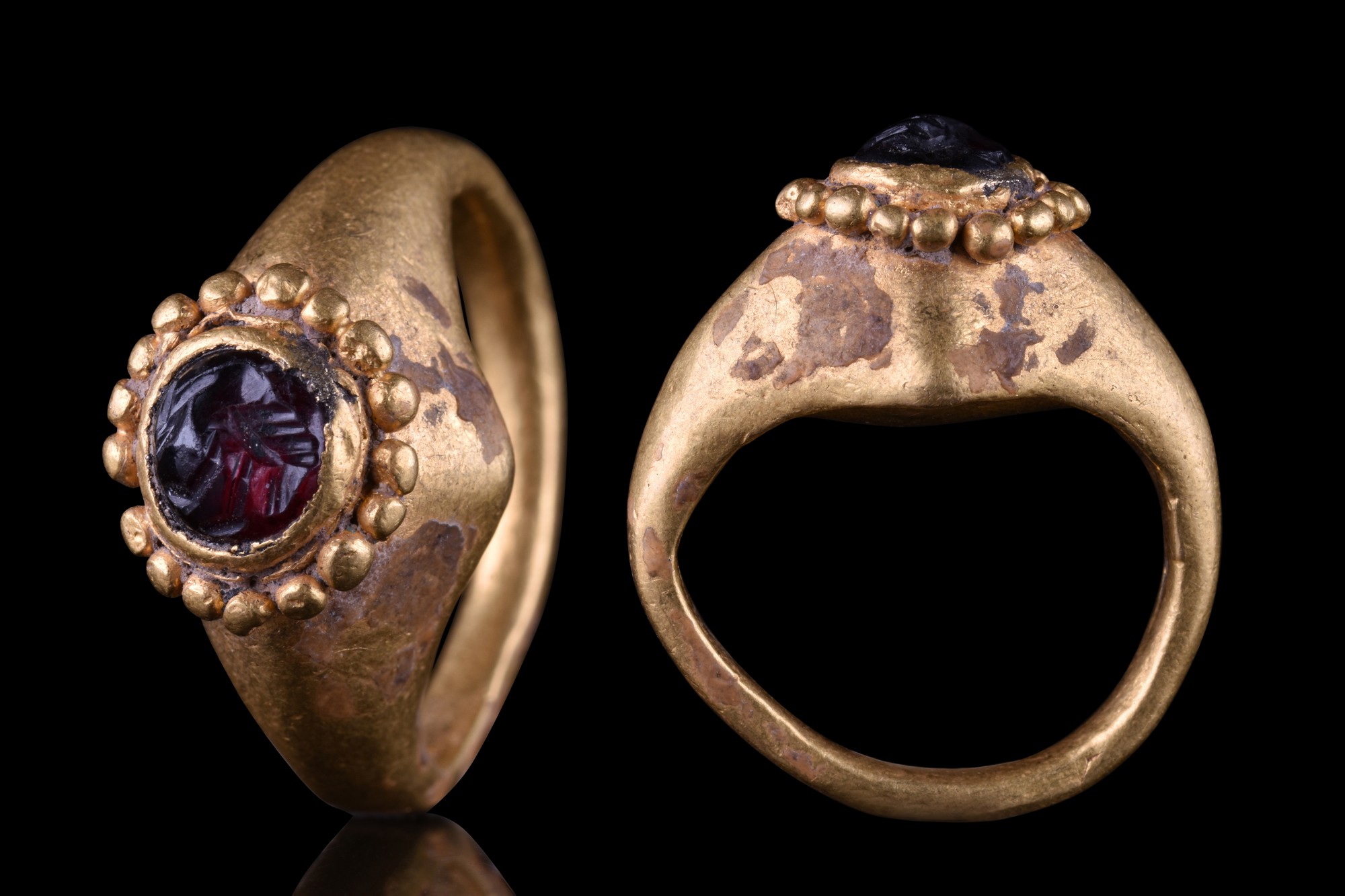 BYZANTINE GOLD RING WITH GARNET INTAGLIO