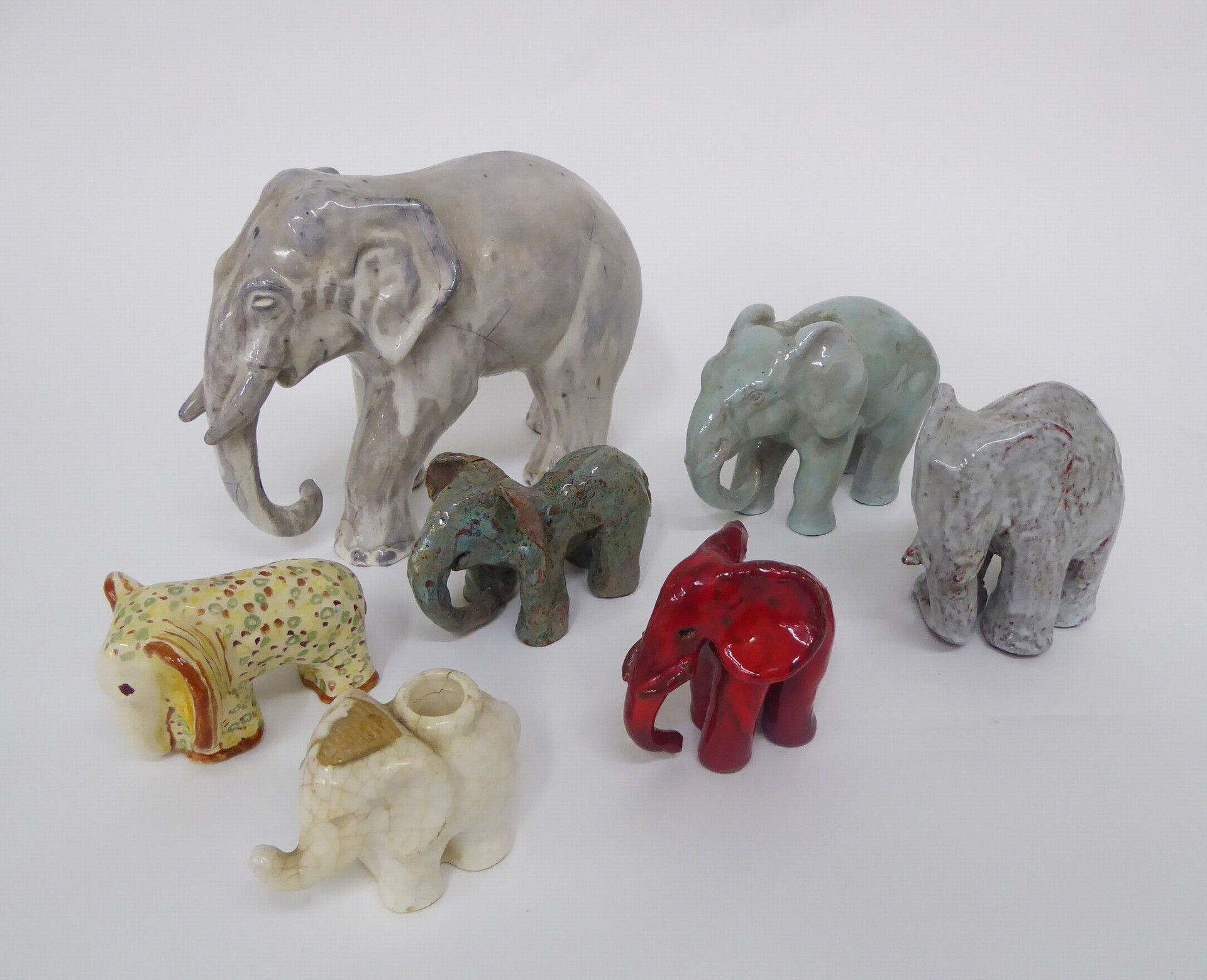 Sammlung von sieben Elefanten