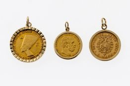 Drei gefasste Goldmünzen