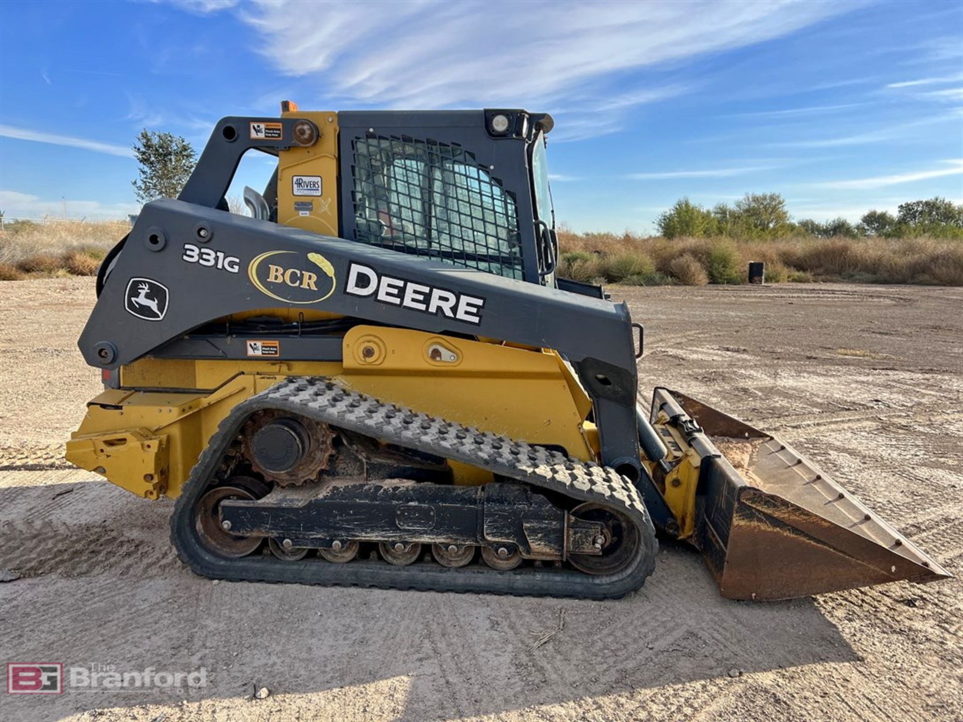 2017 John Deere 331G 2-speed high flow multi-terrain - Image 4 of 12