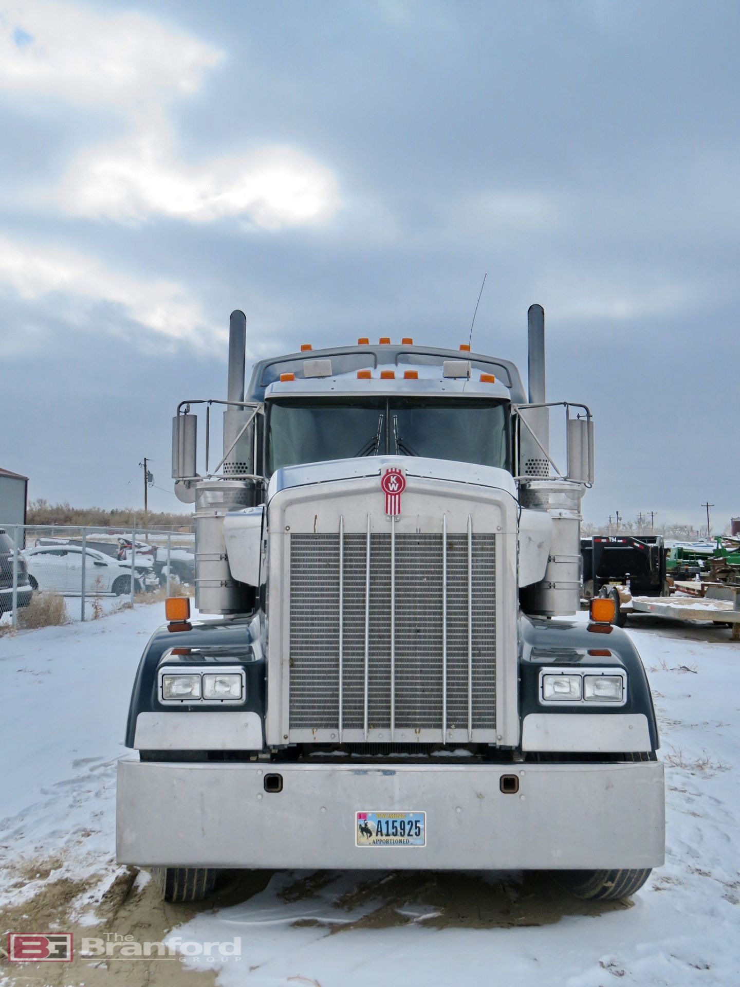 2007 Kenworth W900 6x4 sleeper truck tractor (tandem axle) - Image 2 of 19