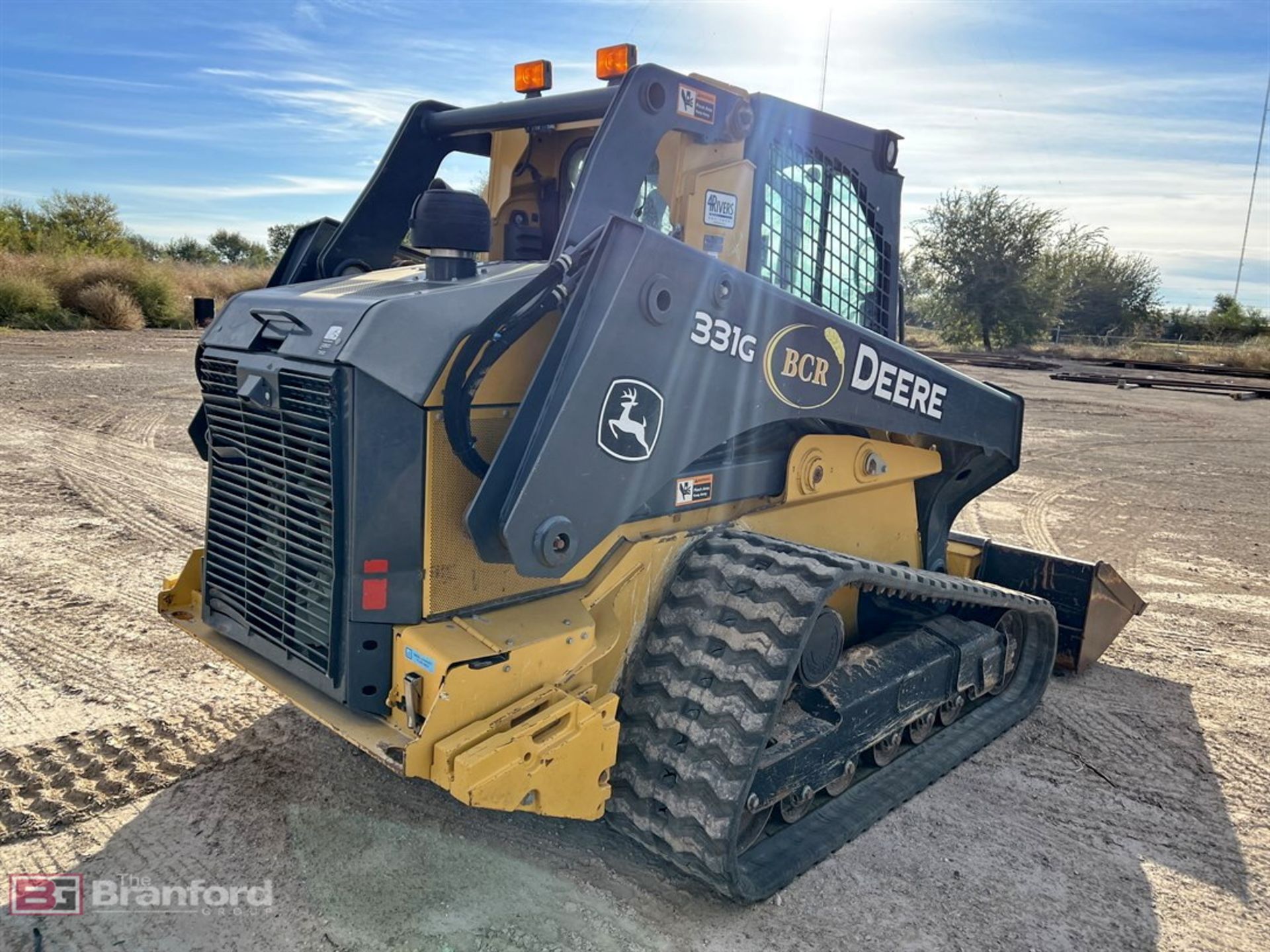 2017 John Deere 331G 2-speed high flow multi-terrain - Image 5 of 12