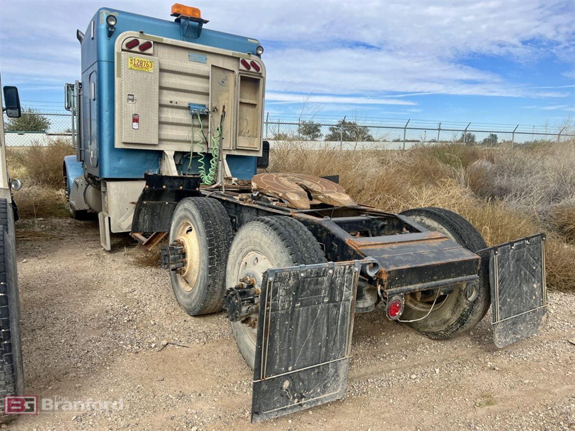 2000 Peterbilt 378 6x4 sleeper tandem axle truck tractor - Image 2 of 13