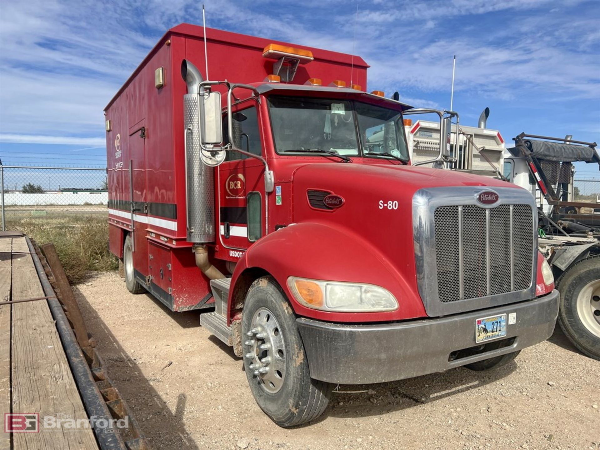 2009 Peterbilt 335 enclosed 4x2 lube truck - Image 2 of 15