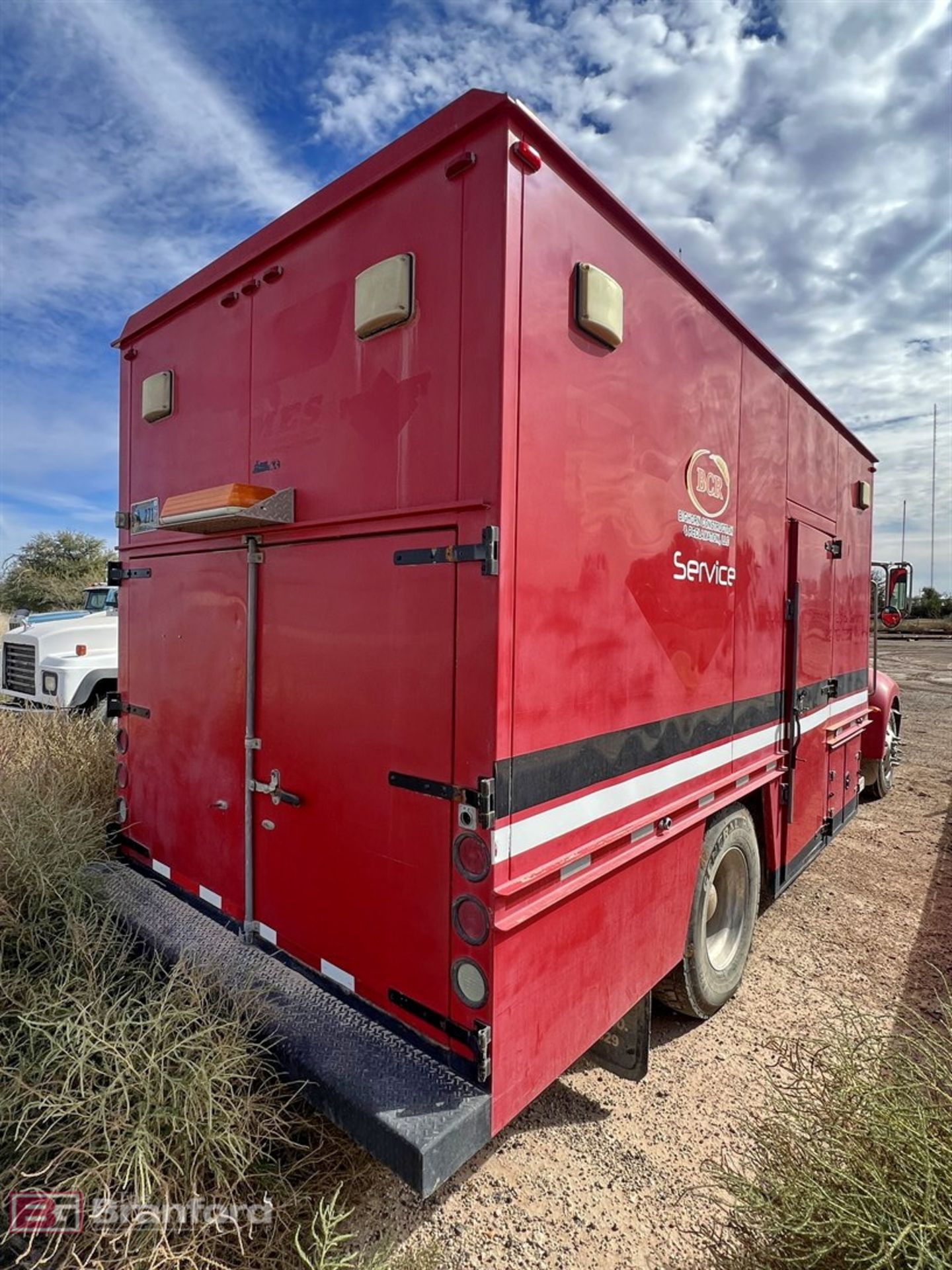 2009 Peterbilt 335 enclosed 4x2 lube truck - Image 7 of 15