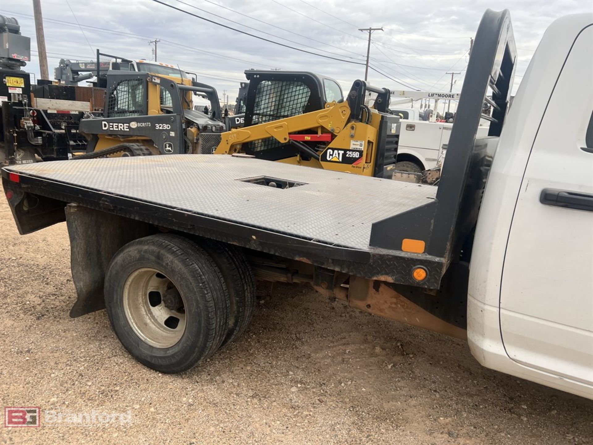 2015 Ram 3500 heavy duty crew cab 4x4 flatbed truck - Image 4 of 11