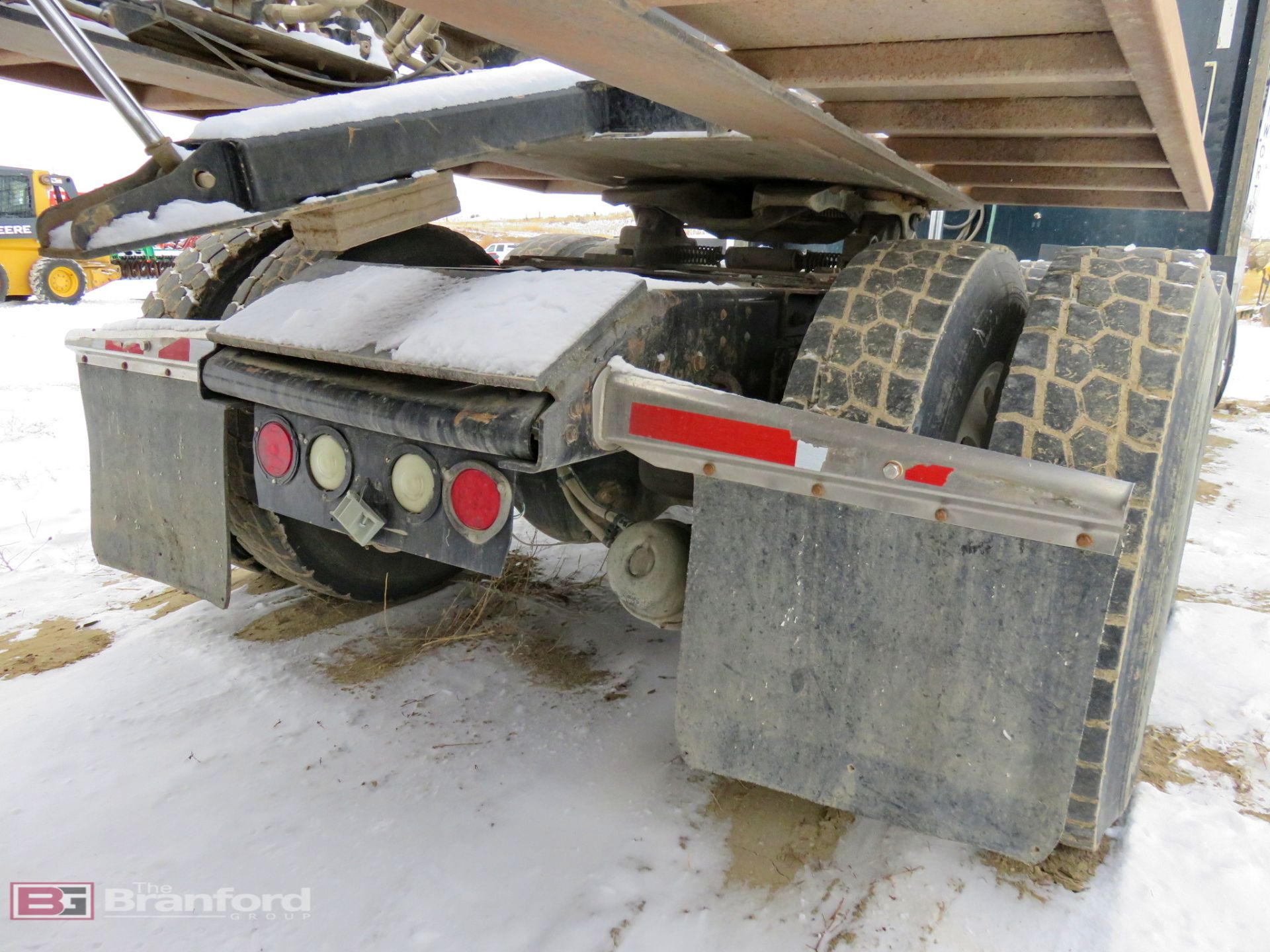 2007 Kenworth W900 6x4 sleeper truck tractor (tandem axle) - Image 7 of 19