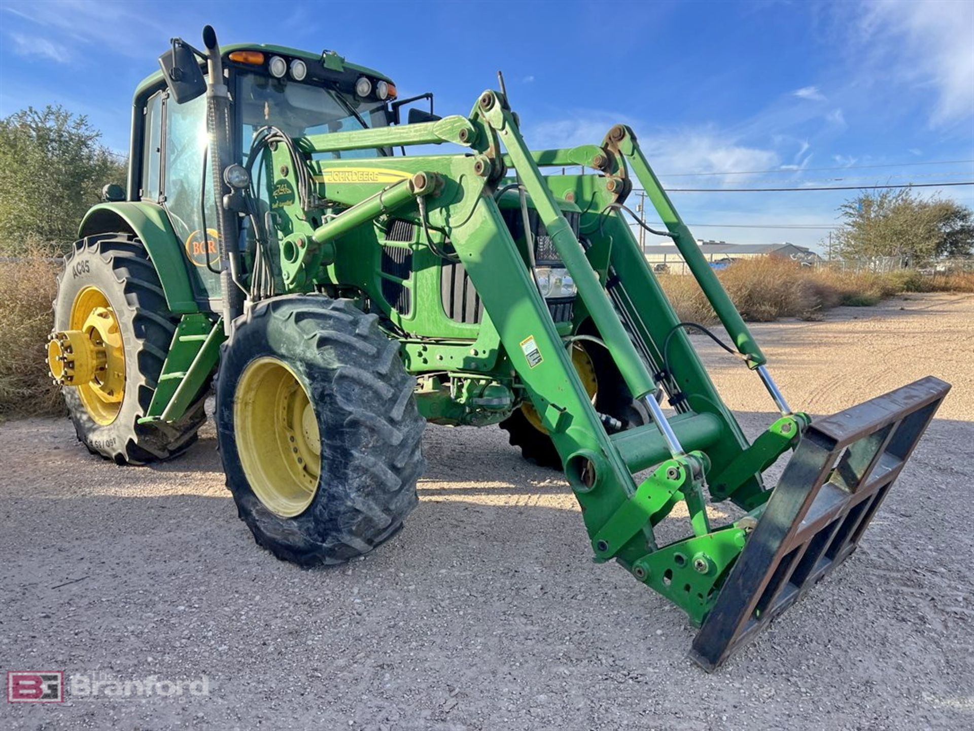 2009 John Deere 7230 tractor