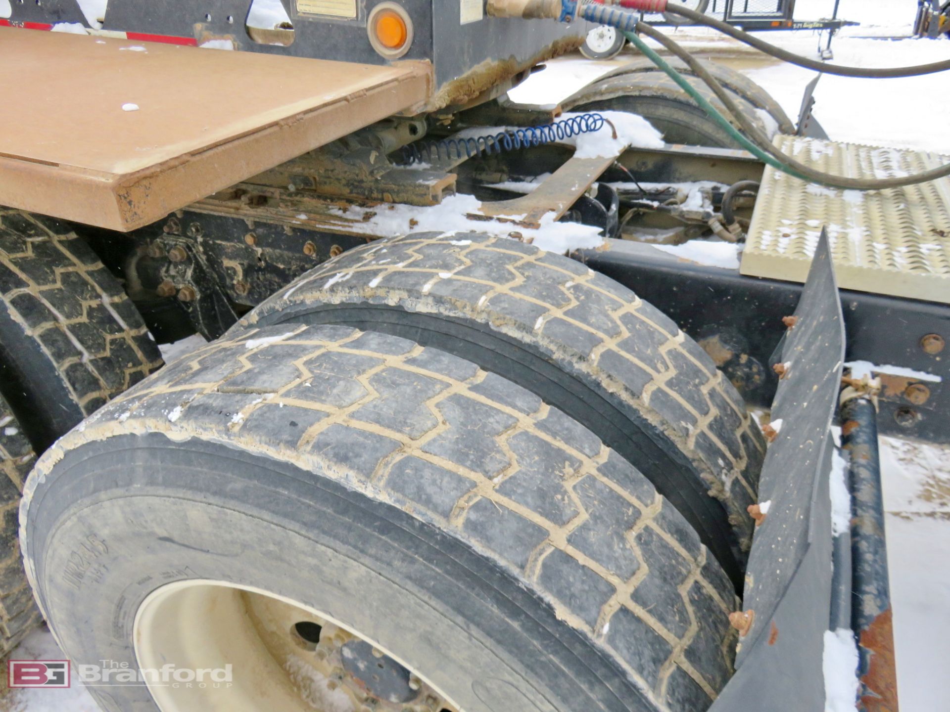 2007 Kenworth W900 6x4 sleeper truck tractor (tandem axle) - Image 8 of 19