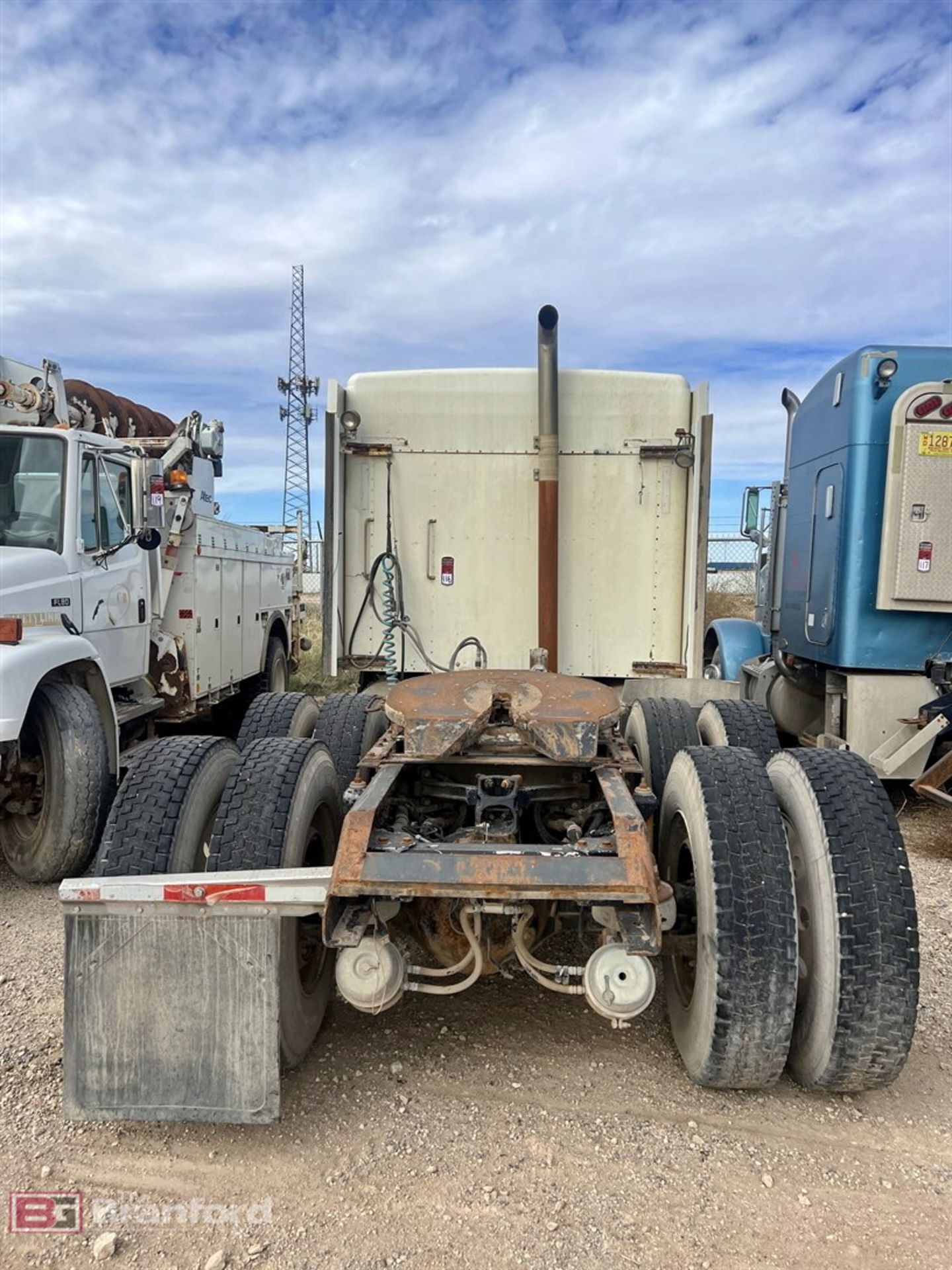 2005 Kenworth T600B 6x4 sleeper tandem axle truck tractor - Image 4 of 16