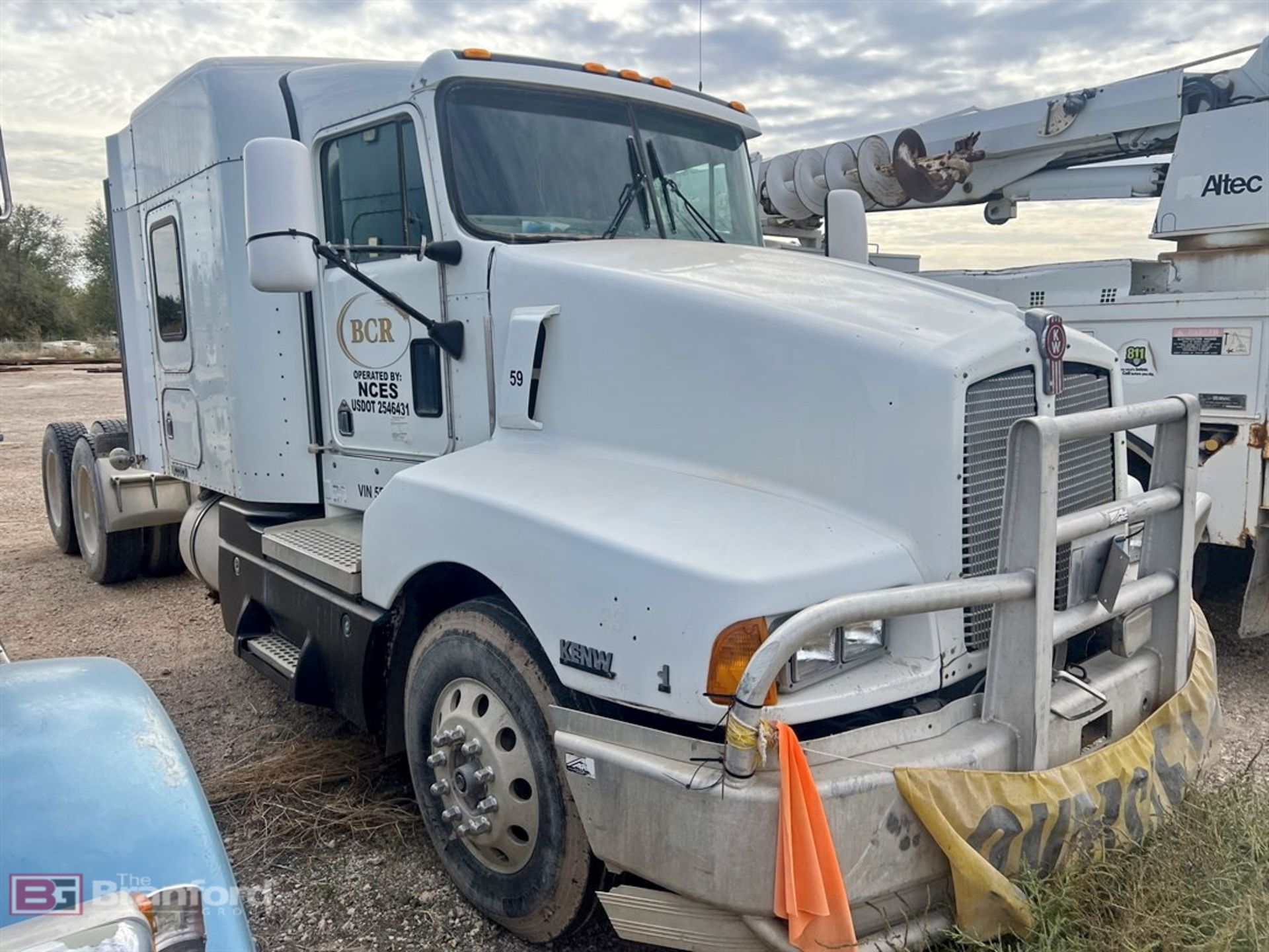 2005 Kenworth T600B 6x4 sleeper tandem axle truck tractor - Image 2 of 16