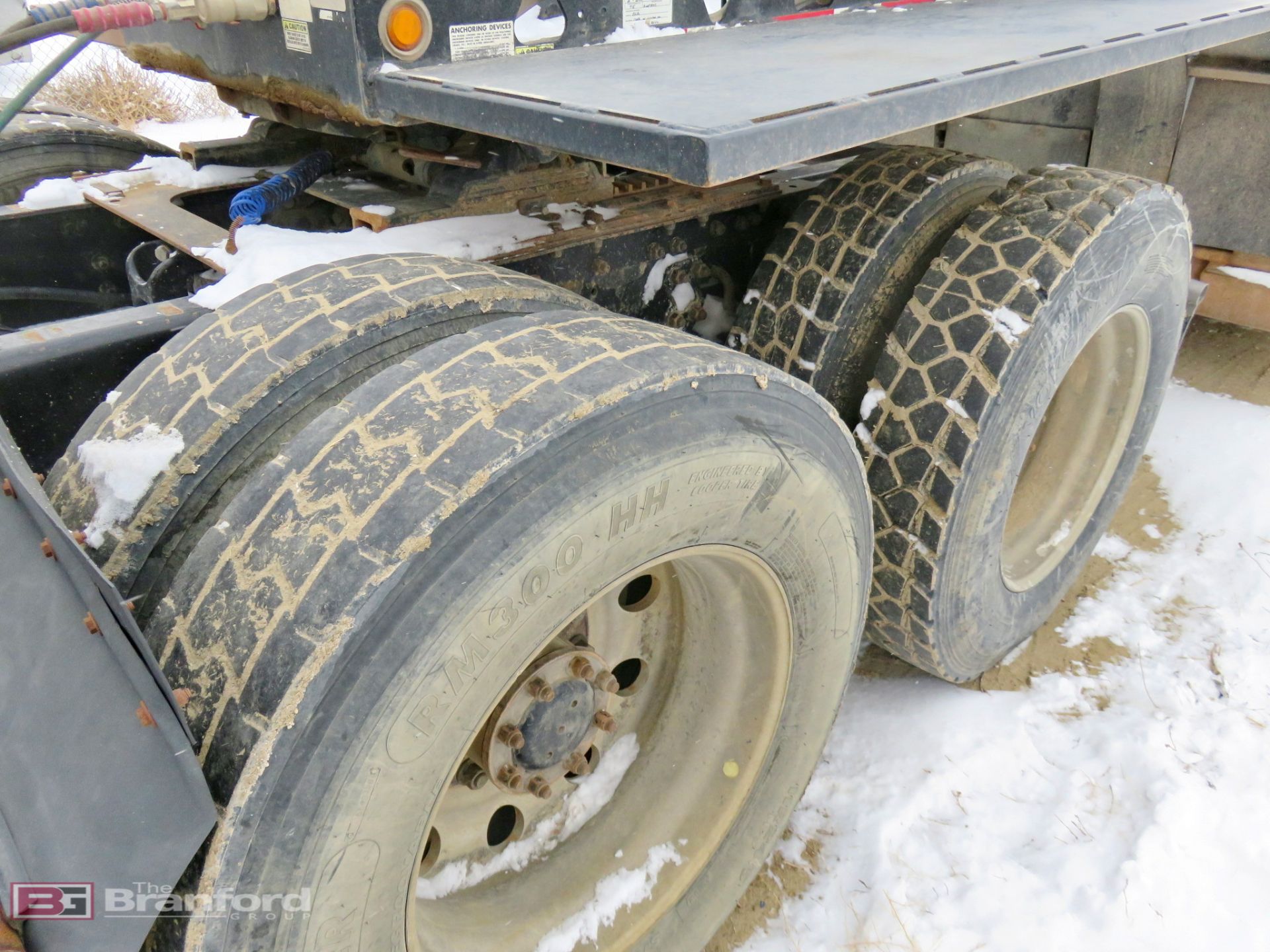 2007 Kenworth W900 6x4 sleeper truck tractor (tandem axle) - Image 9 of 19