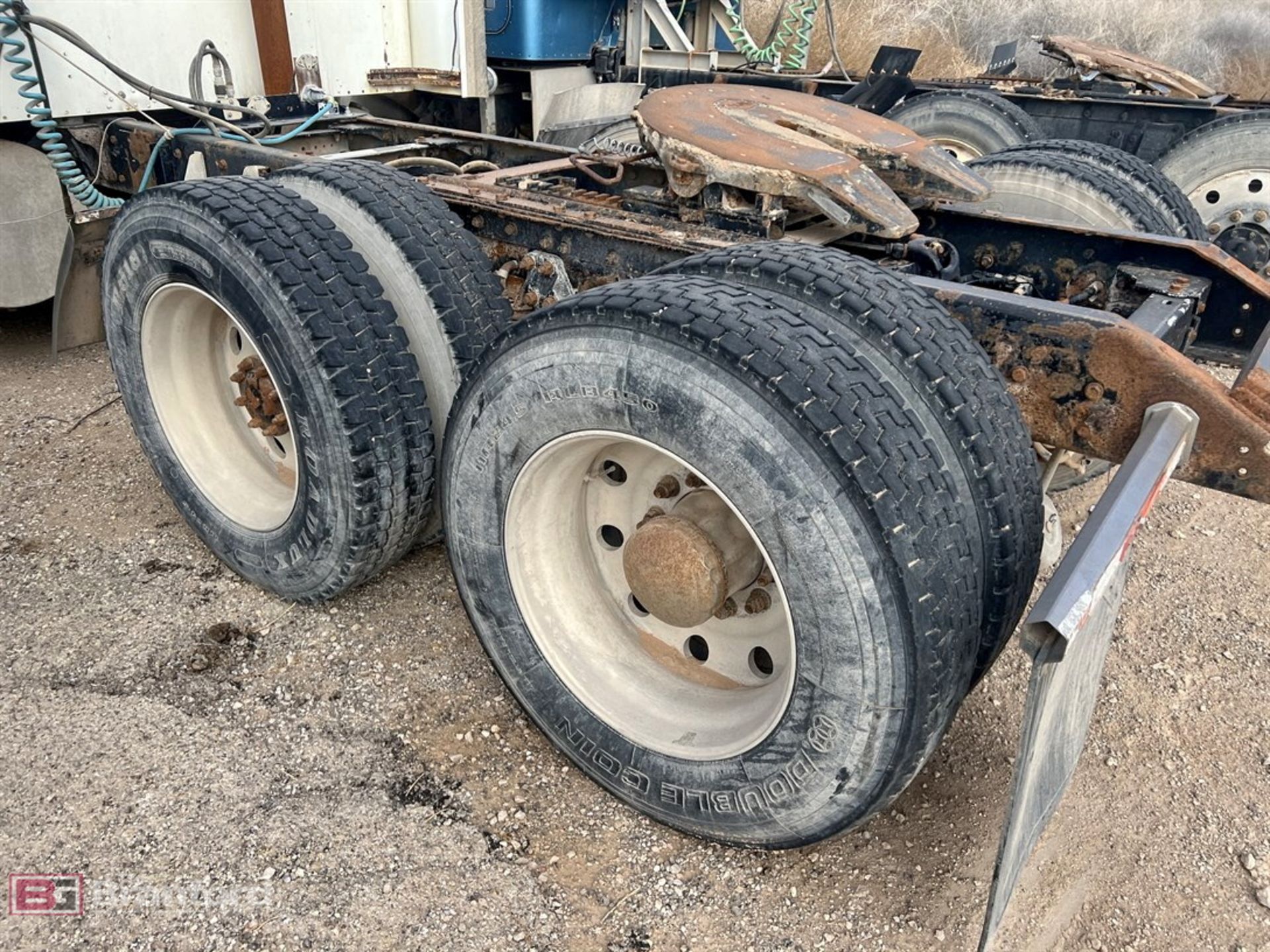 2005 Kenworth T600B 6x4 sleeper tandem axle truck tractor - Image 8 of 16