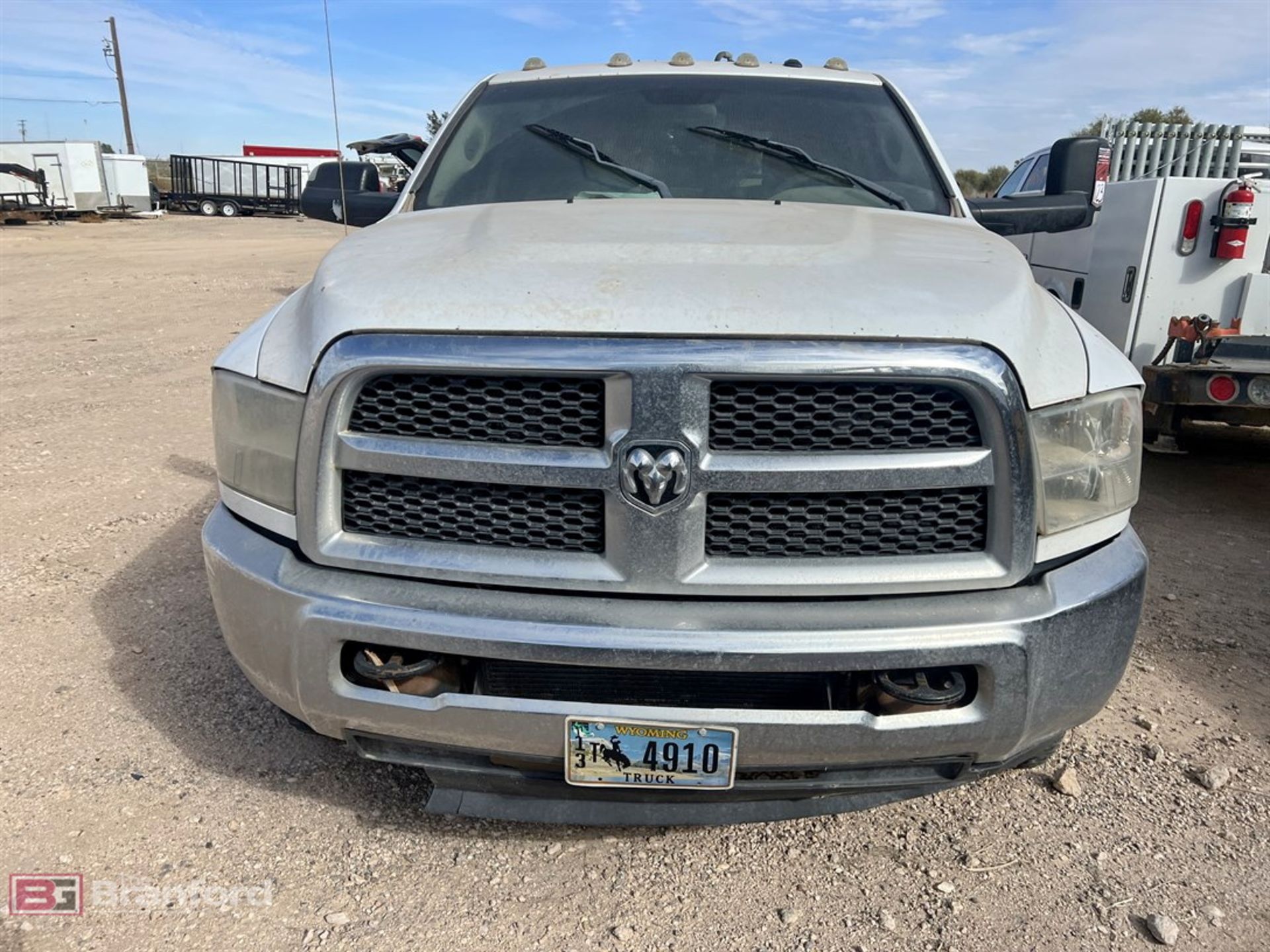 2017 Ram 3500 heavy duty crew cab 4x4 flatbed truck - Image 2 of 8