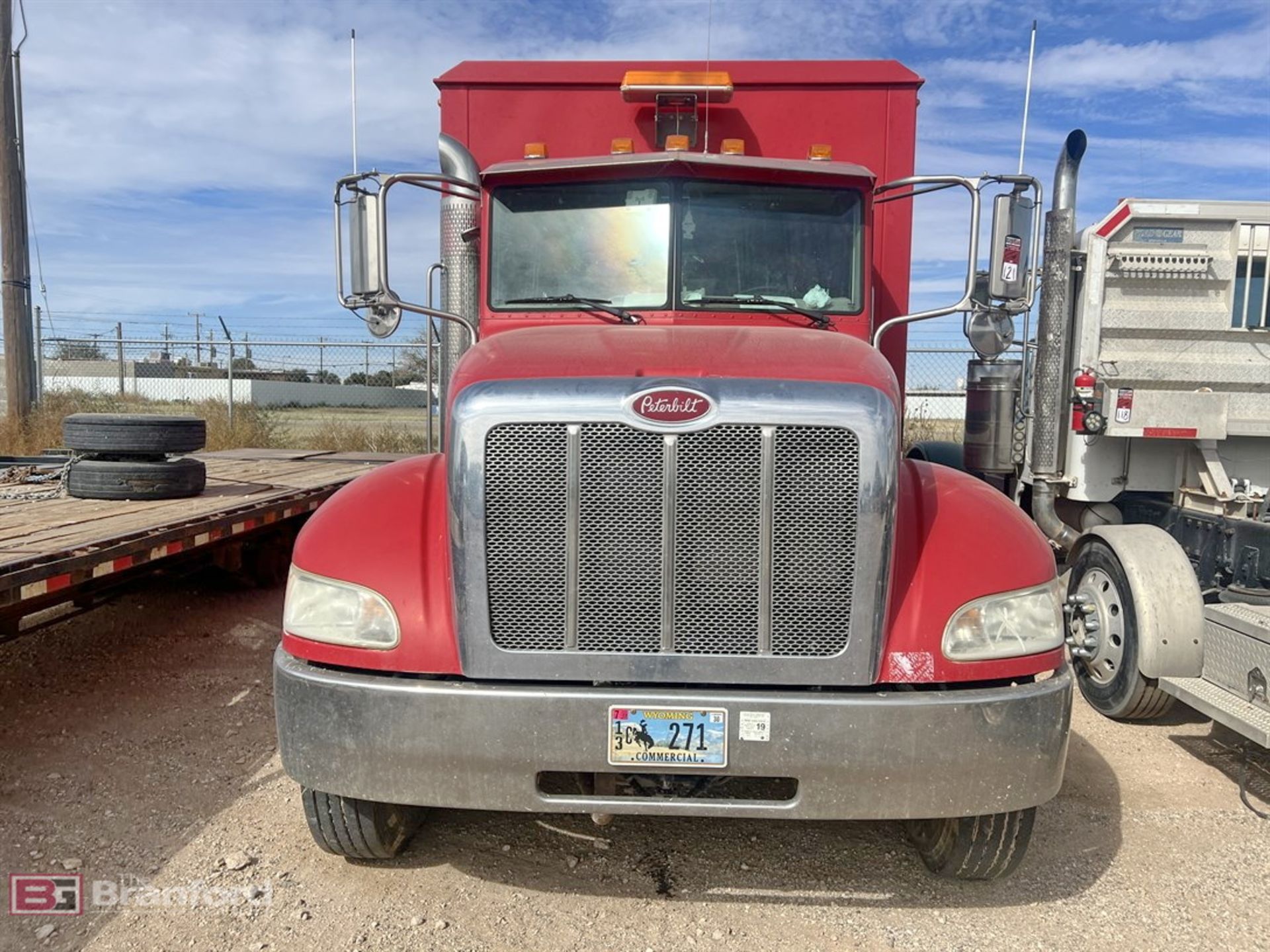 2009 Peterbilt 335 enclosed 4x2 lube truck - Image 3 of 15