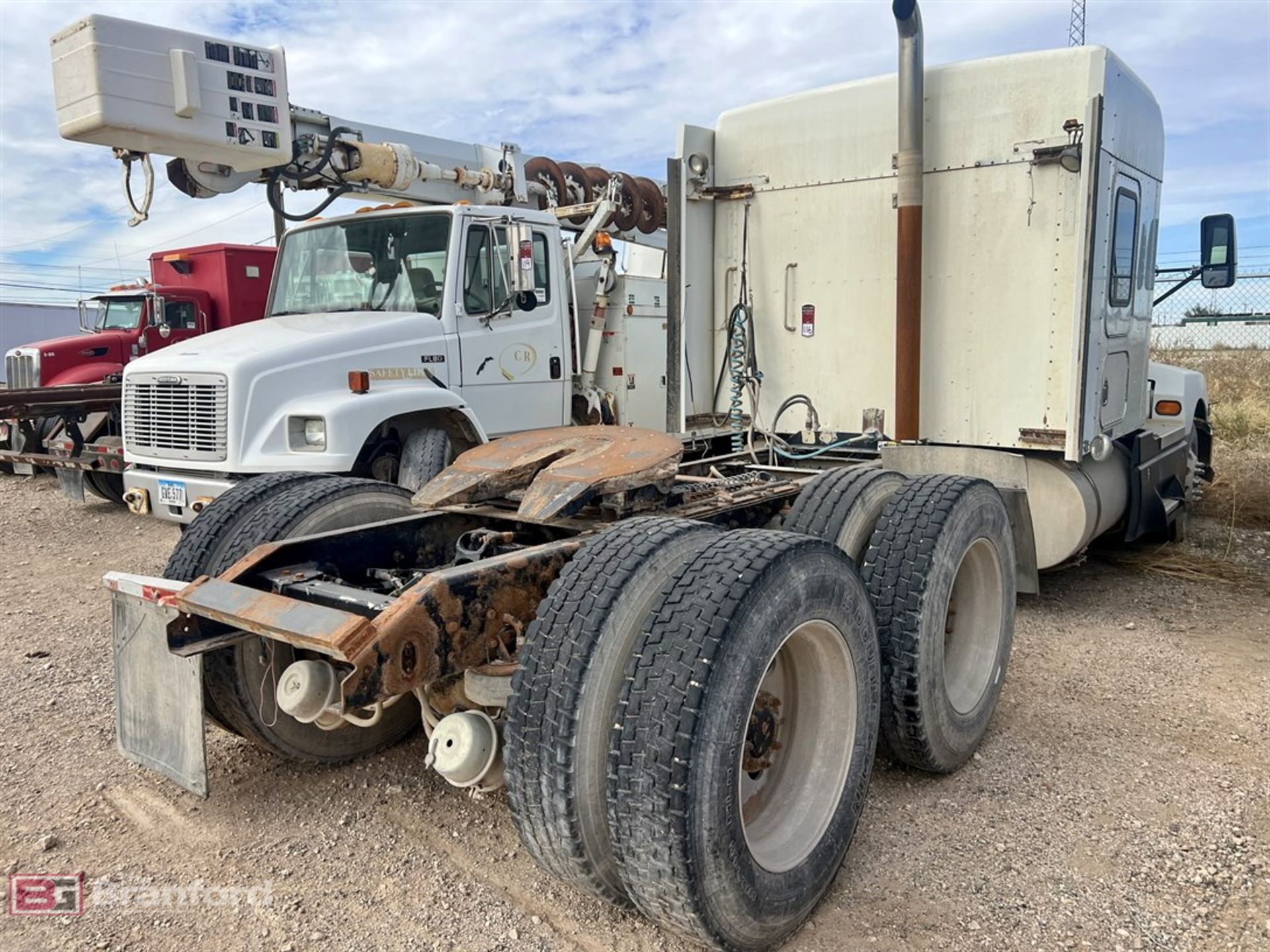 2005 Kenworth T600B 6x4 sleeper tandem axle truck tractor - Image 5 of 16