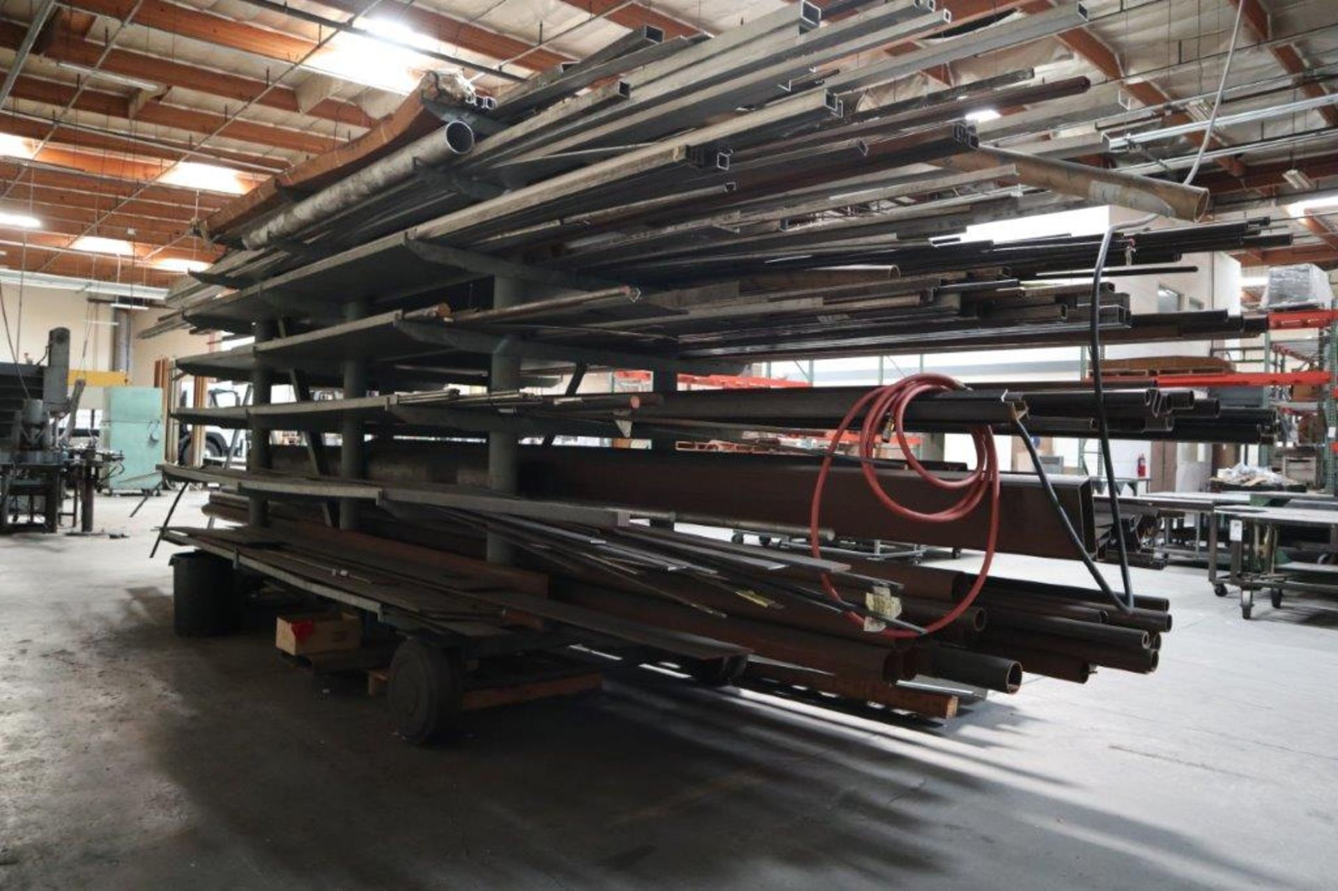 LARGE ROLLING MATERIAL CART WITH CONTENTS TO INCLUDE: MISC. STEEL AND ALUMINUM PIPE AND BAR STOCK - Image 2 of 4