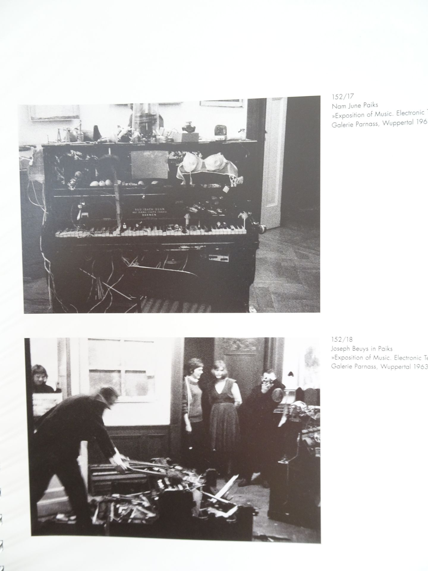 |Art| FLUXUS, "Fluxus. Eine lange Geschichte mit vielen Knoten. Fluxus in Deutschland 1962 - 1994" - Bild 12 aus 19