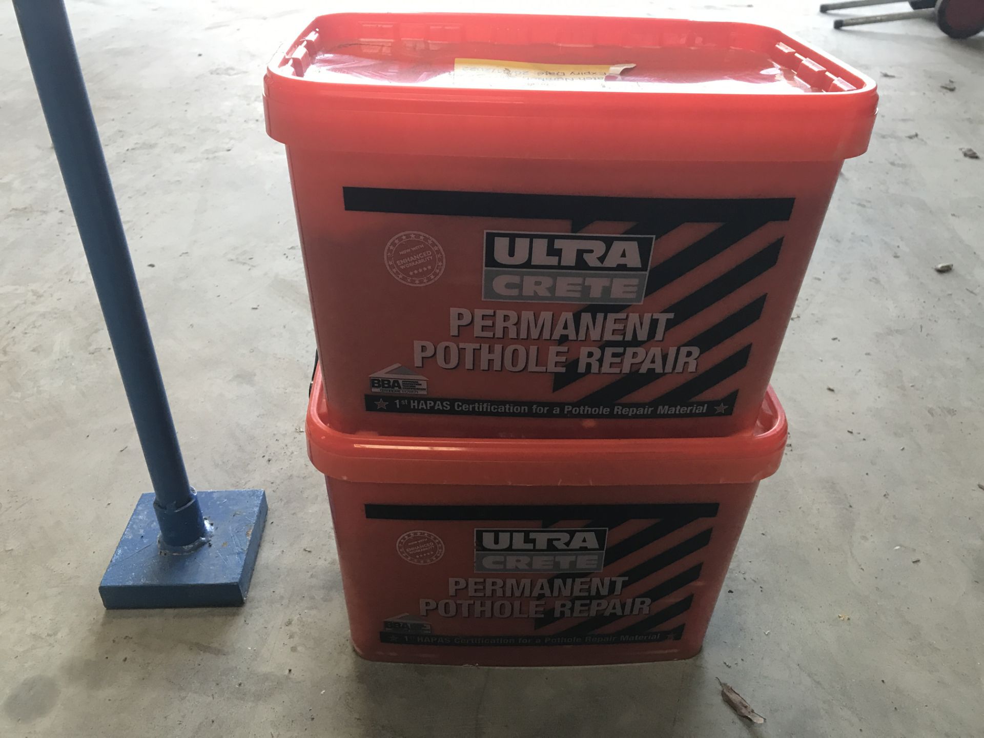 Draper Tools 4.5kg Tarmac Tamper with 2 Tubs Ultra Crete Permanent Pothole Repair Compound ( - Image 2 of 2