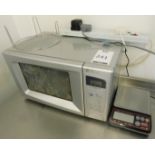 Daewoo KOR-63FBSL Microwave (Location: Over Norton. Please Refer to General Notes)