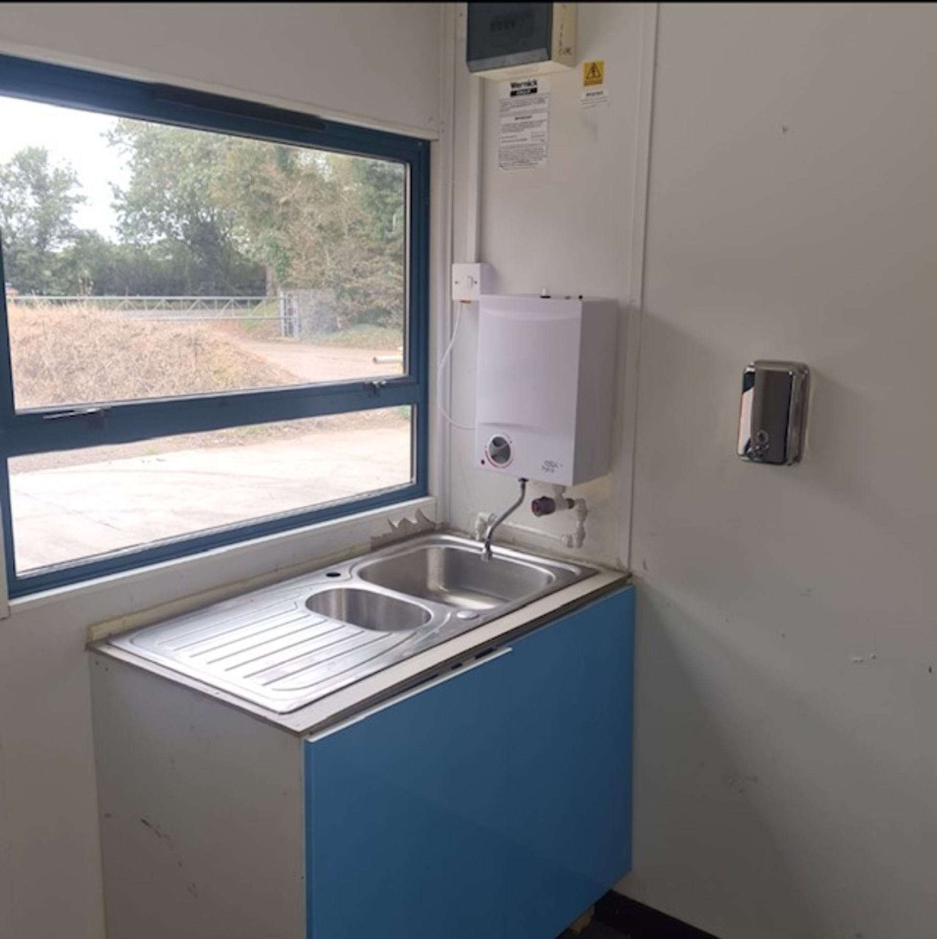 Site office Cabin, 4890mm (l) x 2940mm (w) x 2740mm (h). Fitted sink with water heater & 240v power. - Image 4 of 9