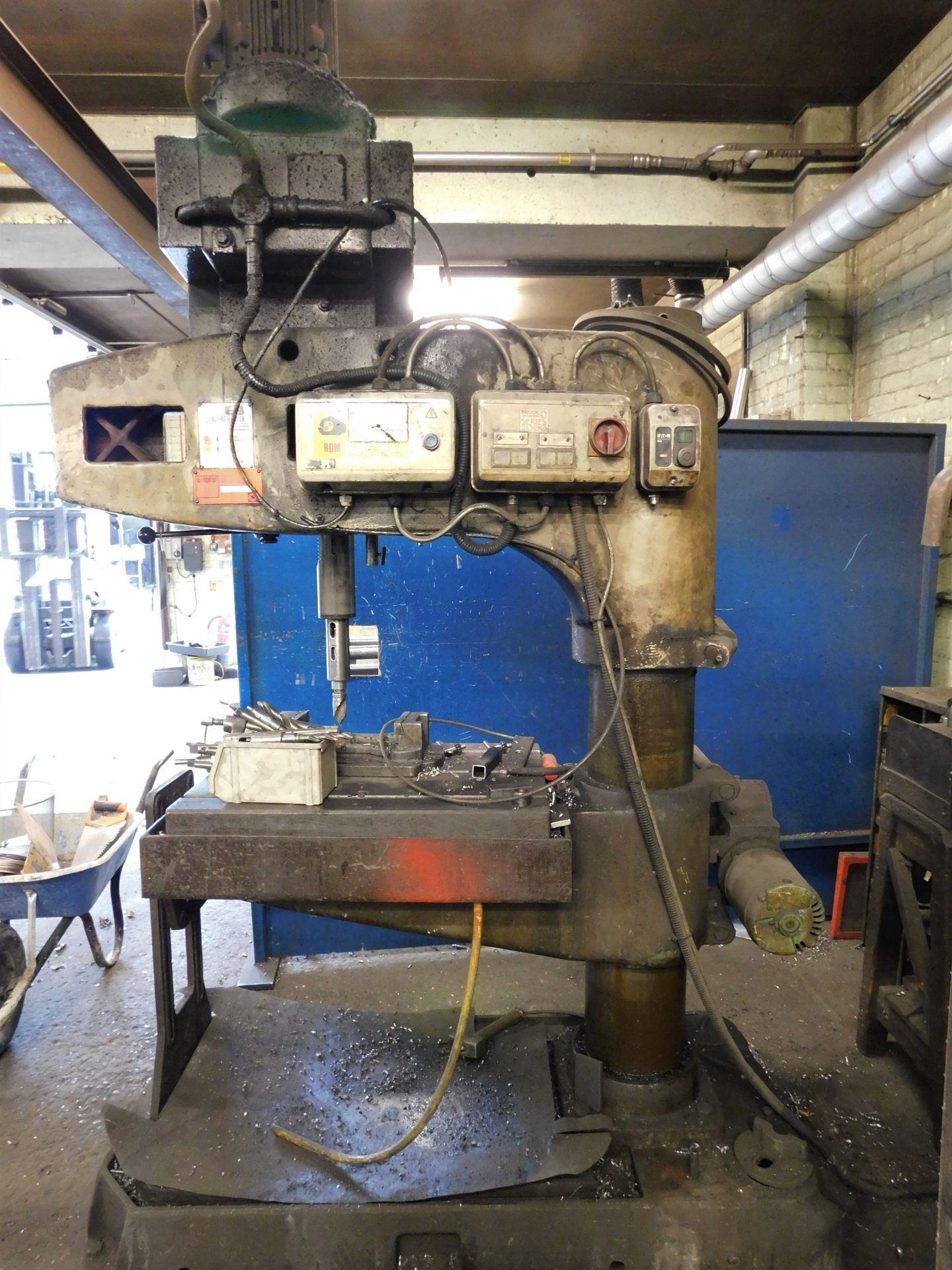 Qualters & Smith R3 Heavy Duty Radial Arm Drill with T-Slotted Table fitted machine Vice, Roller - Image 2 of 8