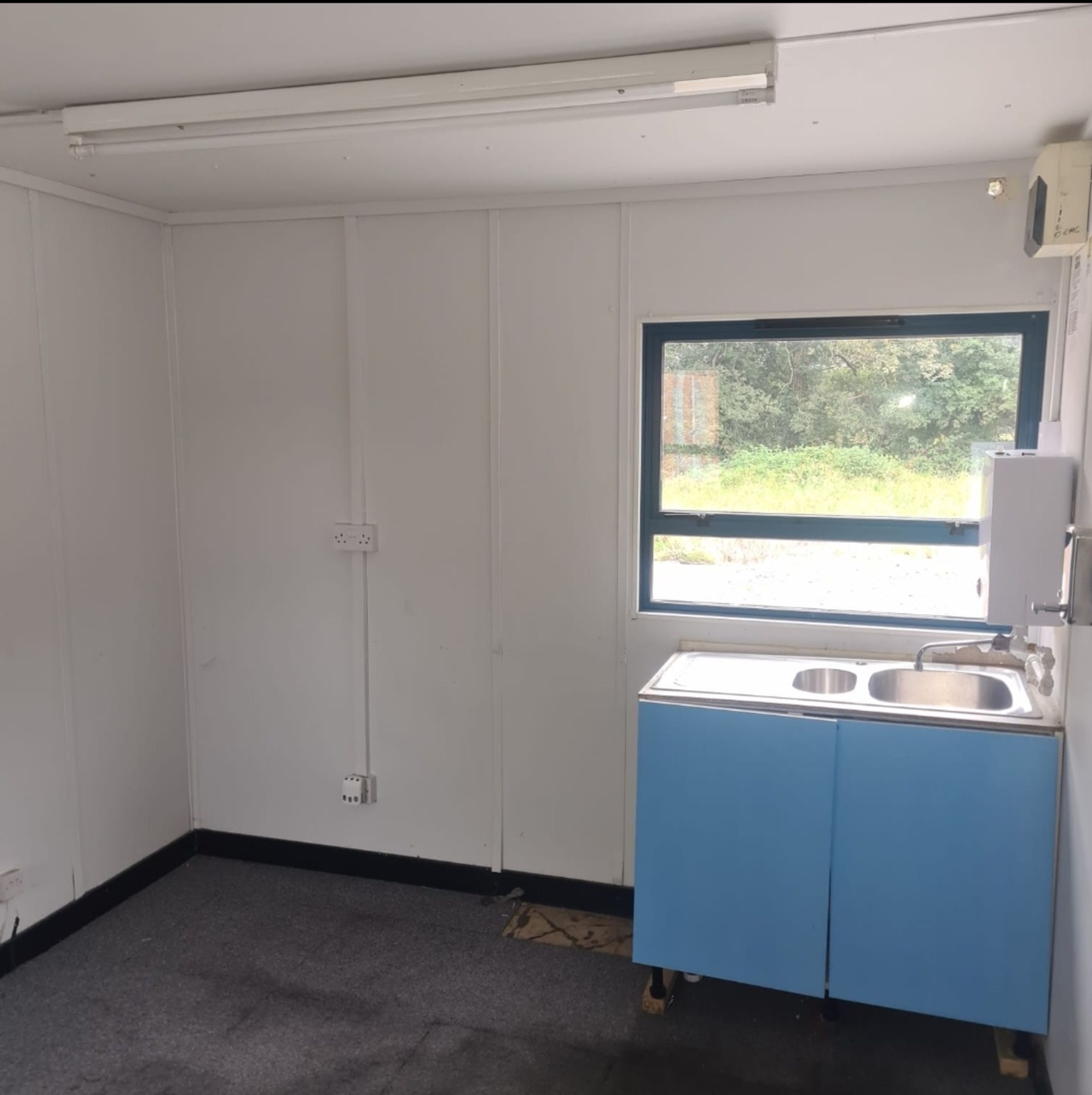 Site office Cabin, 4890mm (l) x 2940mm (w) x 2740mm (h). Fitted sink with water heater & 240v power. - Image 2 of 9