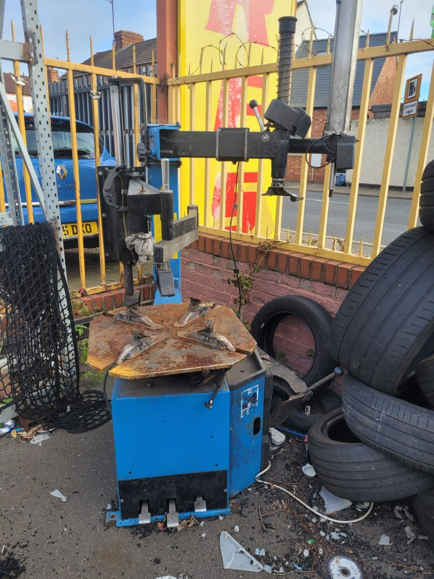 Eurotek 4ton, 4-Post Vehicle Lift, Tyre Fitting Machine (Stored Outside - For Sp - Image 5 of 6
