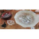 Tray of glassware to include frosted bowl, set of six cranberry dishes, facetted decanter