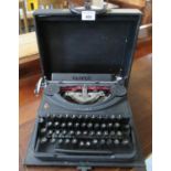 An Oliver vintage manual typewriter in case. (B.P. 21% + VAT)