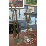 Lantern style brass based table lamp, together with a brass fireside set. (B.P. 21% + VAT)