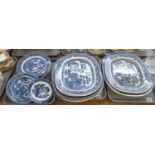Three trays of 19th and 20th century Willow pattern china to include: six 19th and 20th century