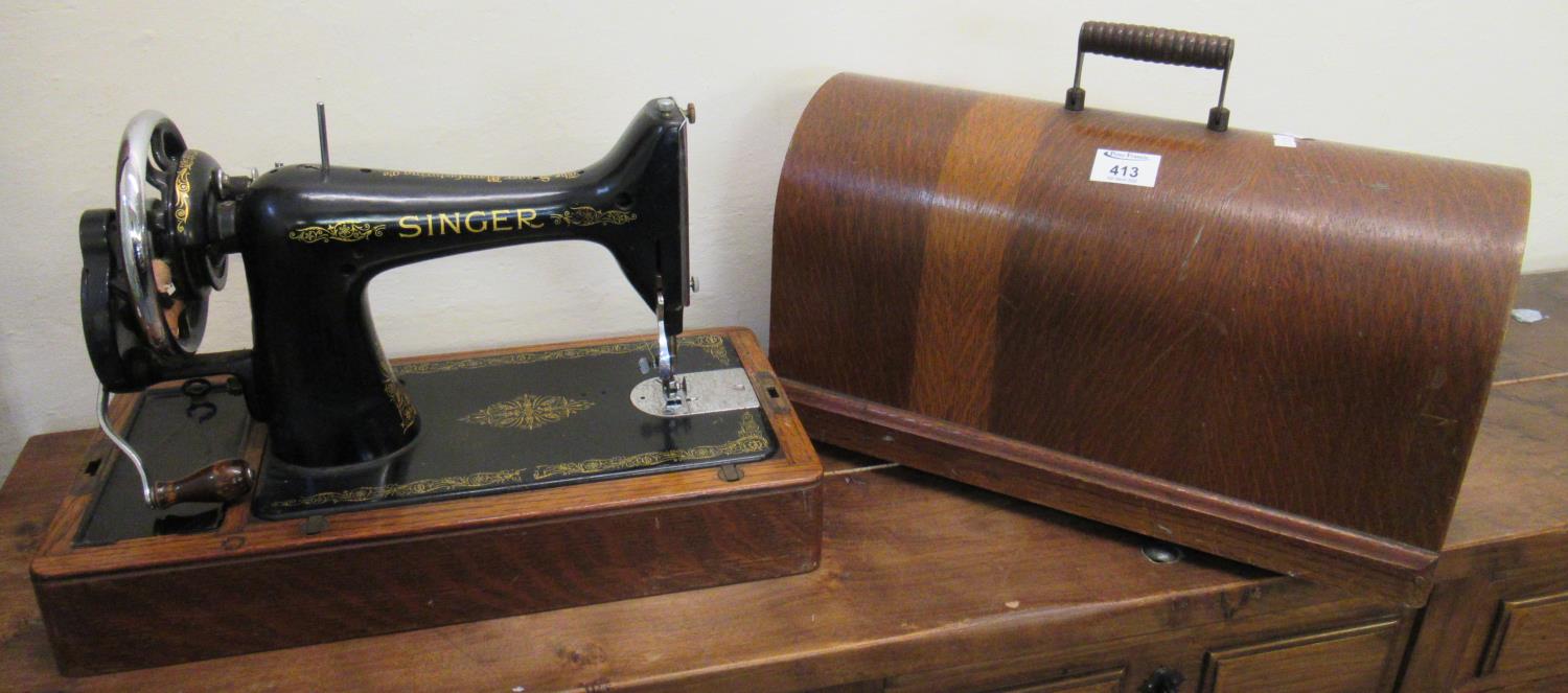 Vintage Singer sewing machine in oak bentwood case. (B.P. 21% + VAT)