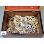 Wooden jewellery box containing vintage silver and costume jewellery. (B.P. 21% + VAT)