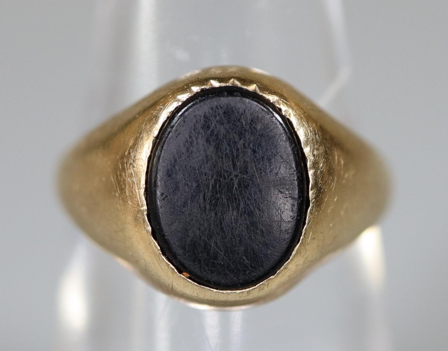 9ct gold and onyx oval signet ring. Ring size K&1/2. Approx weight 2.7 grams. (B.P. 21% + VAT)