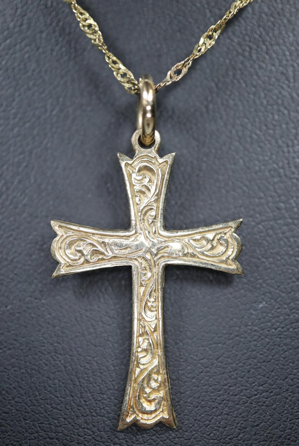 9ct gold cross pendant on a 9ct gold chain. Approx weight 4.2 grams. (B.P. 21% + VAT) - Bild 2 aus 2