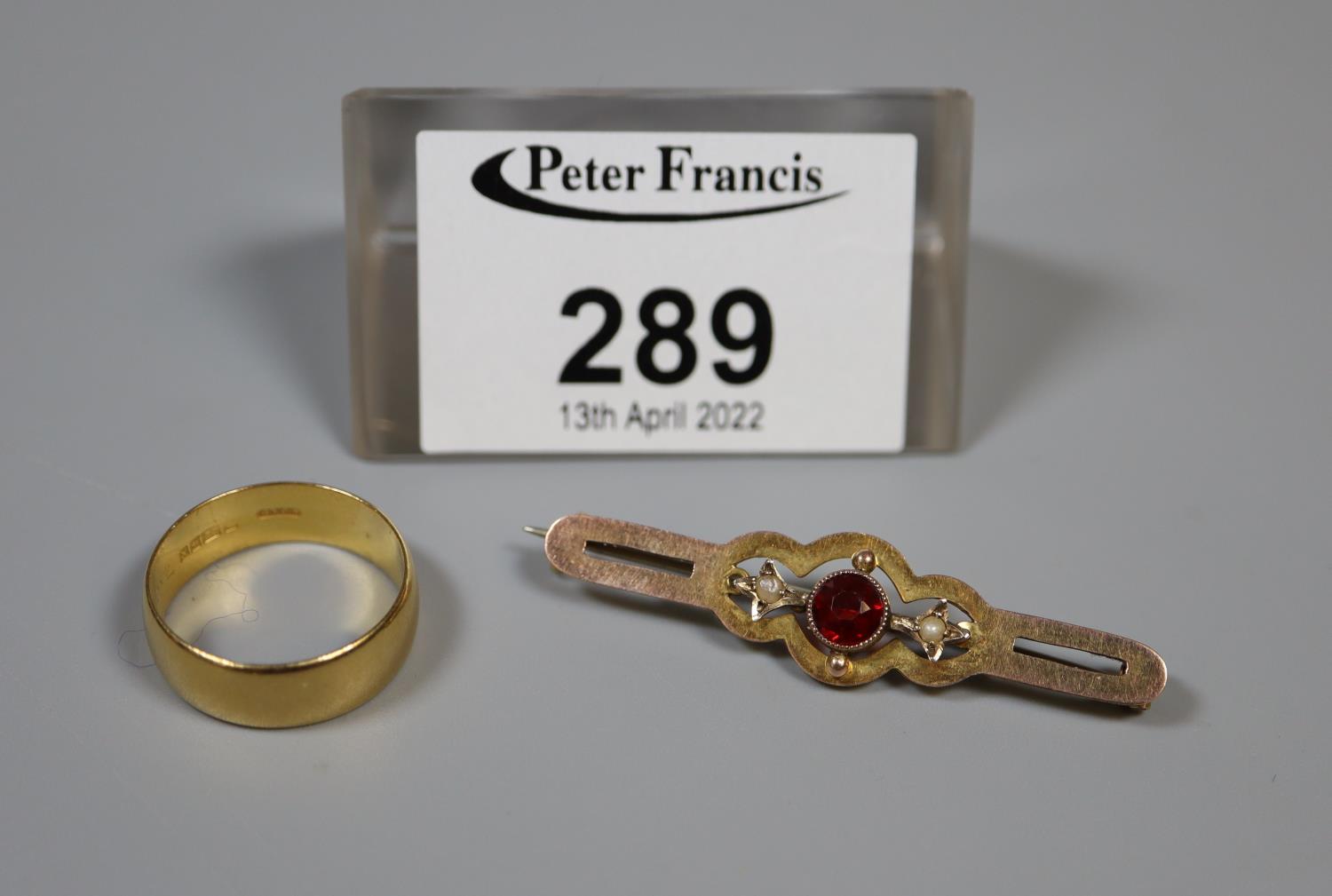 22ct gold wedding ring, ring size O. Together with a 9ct gold bar brooch set with garnet and seed