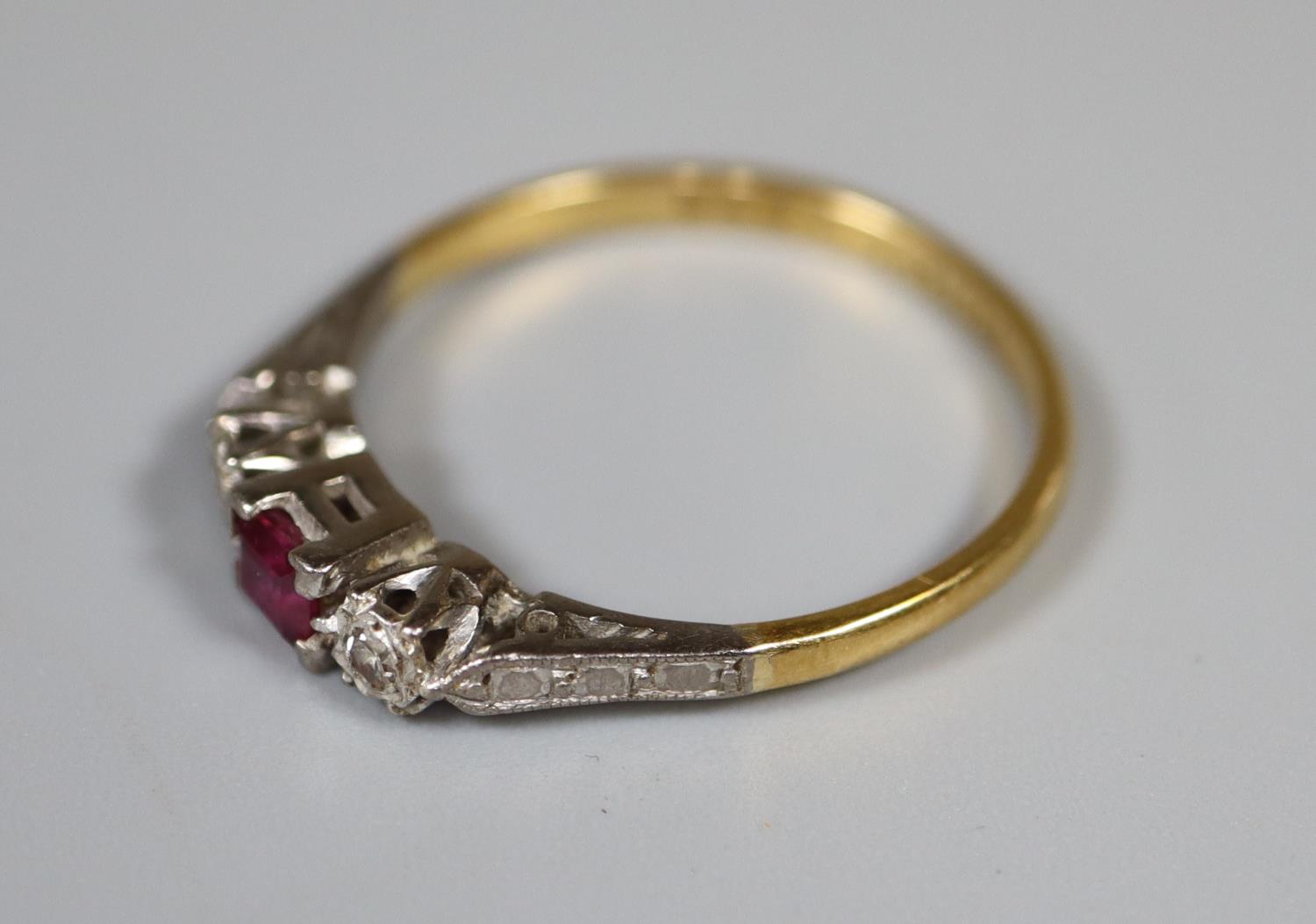 An 18ct gold platinum mounted ruby and diamond ring. Ring size P. Approx weight 2.5 grams. (B.P. 21% - Bild 2 aus 2