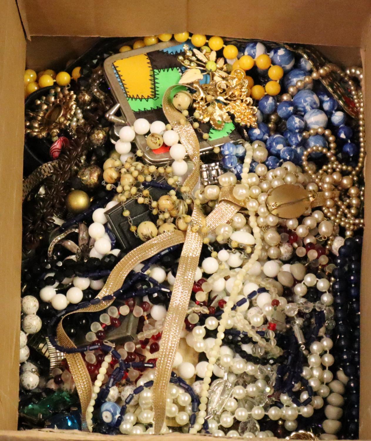 Box of costume jewellery. (B.P. 21% + VAT)